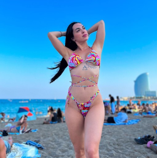 La jeune femme a également posé sur les plages de la Barceloneta lors de son récent voyage (Photo : Instagram)