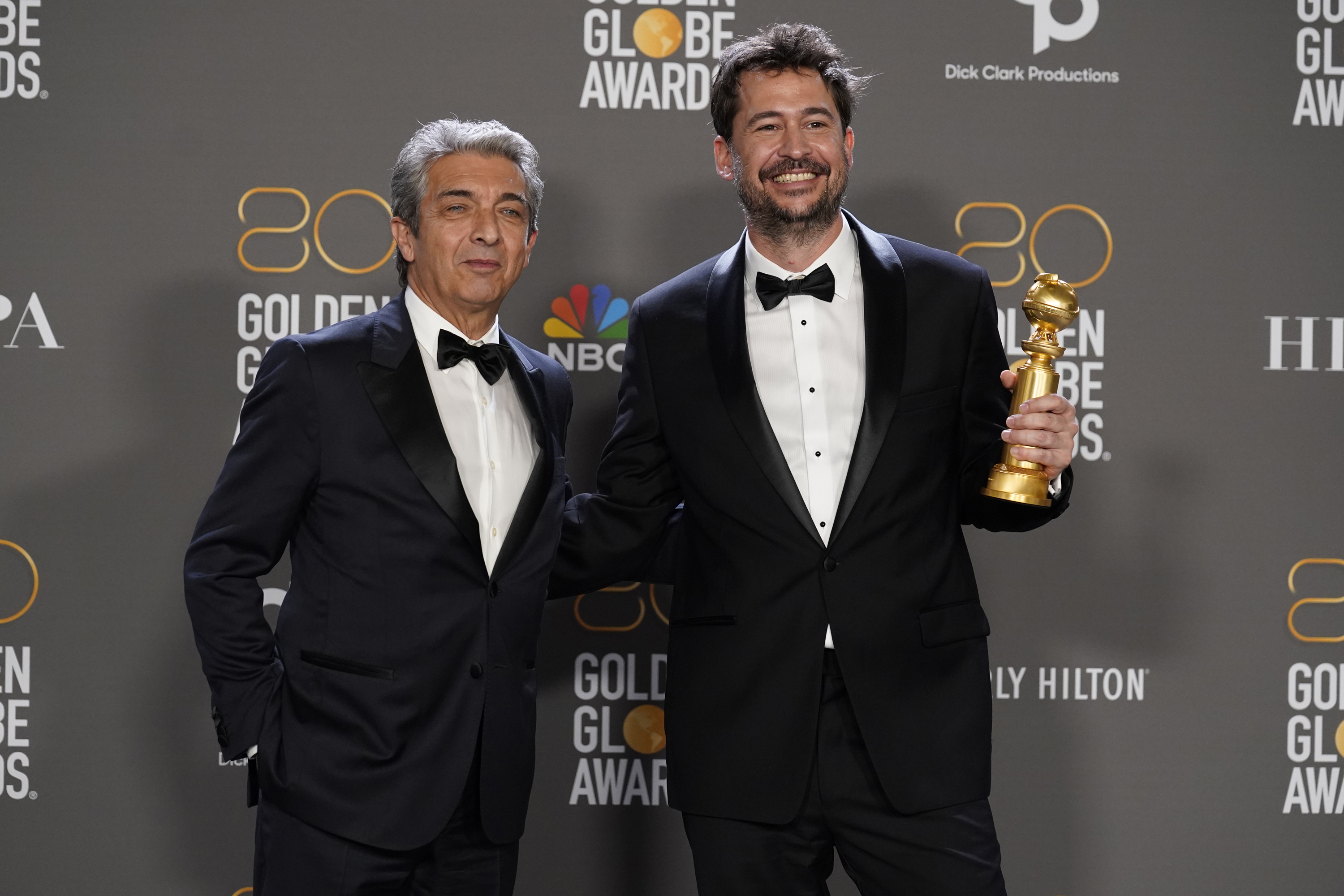 Ricardo Darín y Santiago Mitre posan con el premio a mejor película en lengua extranjera por "Argentina, 1985", en la 80a entrega anual de los Globos de Oro (Foto: Chris Pizzello/Invision/AP)