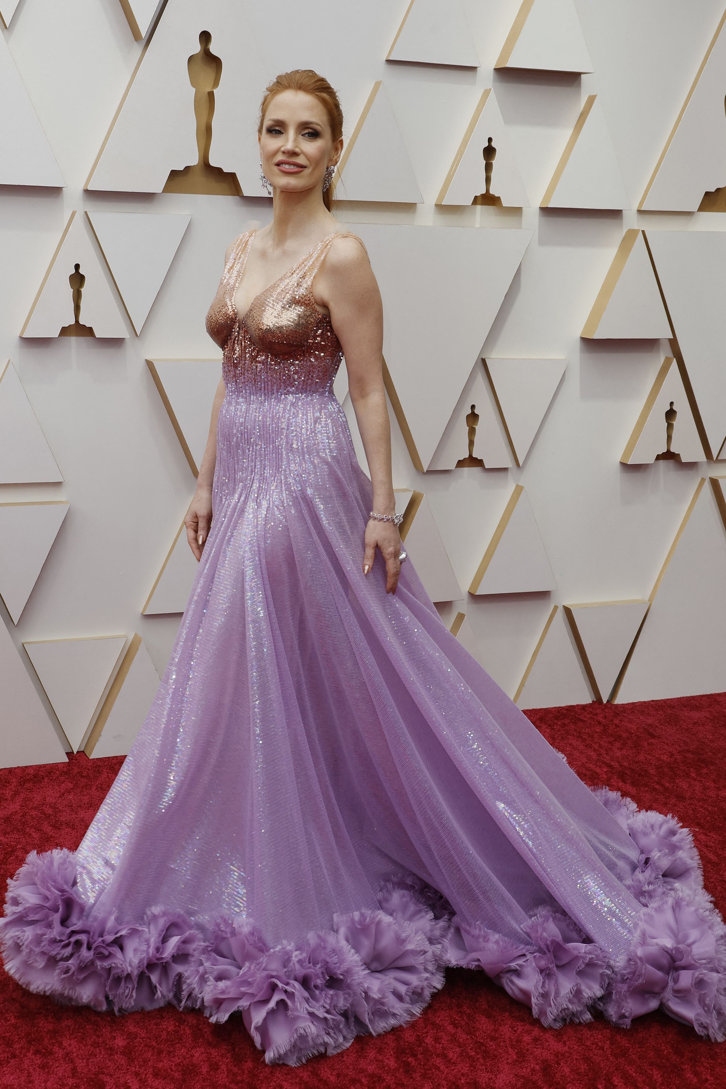 La nominada a mejor actriz Jessica Chastain posa en la alfombra roja durante las llegadas de los Oscar a los 94th Academy Awards en Hollywood (REUTERS/Eric Gaillard)