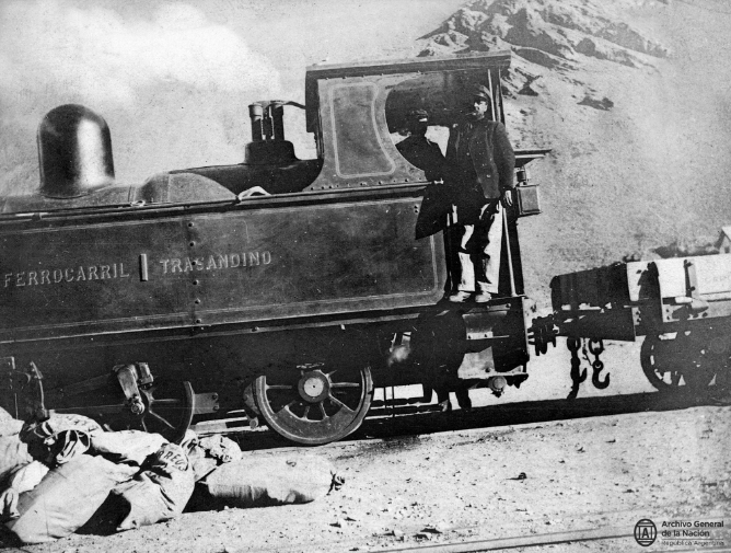 Con un material rodante que rápidamente evidenció el desgaste, comenzó el ferrocarril hacia el oeste del país. Fotografía Archivo General de la Nación
