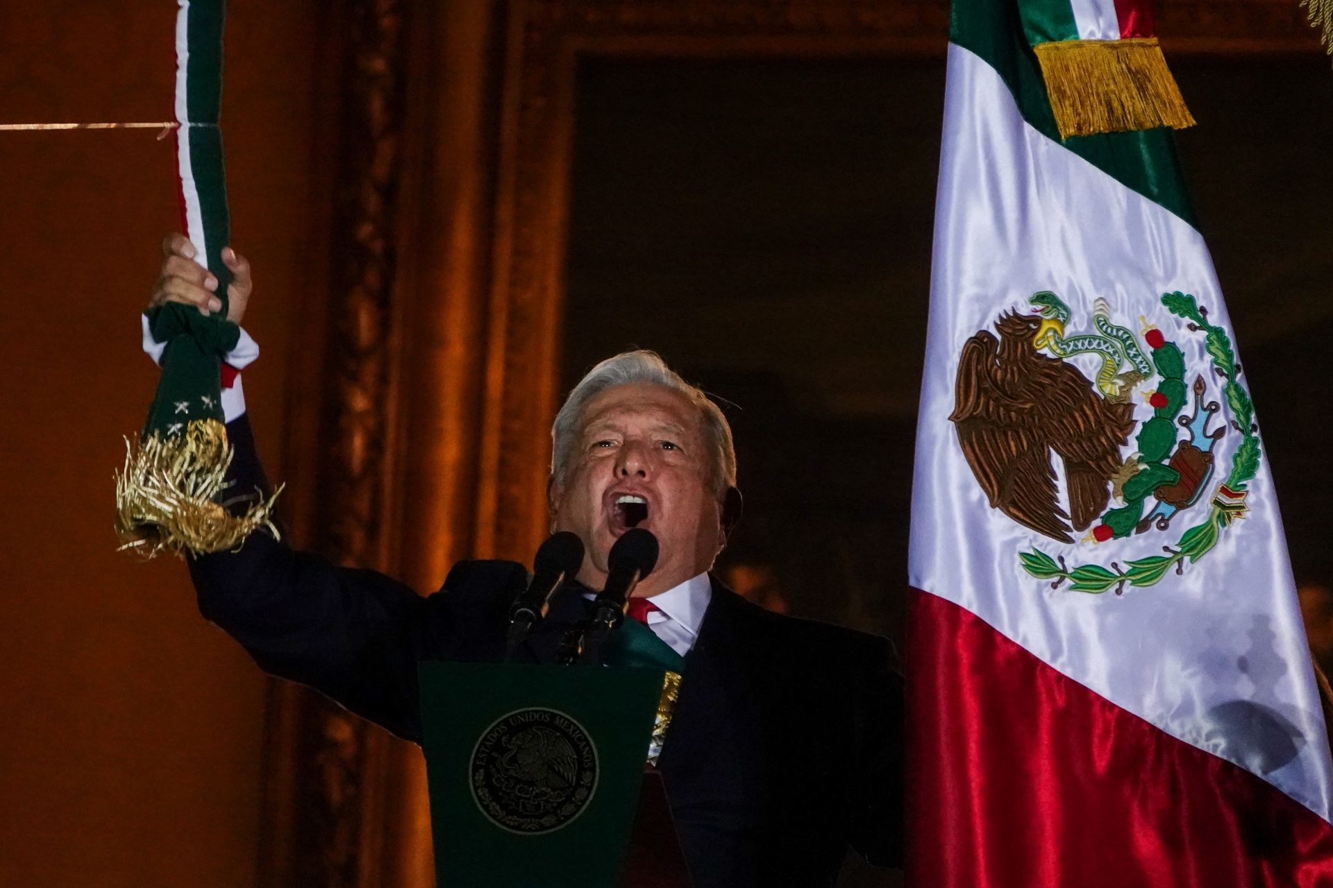 “Viva la igualdad”: así celebró Andrés Manuel López Obrador el Grito de Independencia 2021 (FOTO: GALO CAÑAS/CUARTOSCURO.COM)