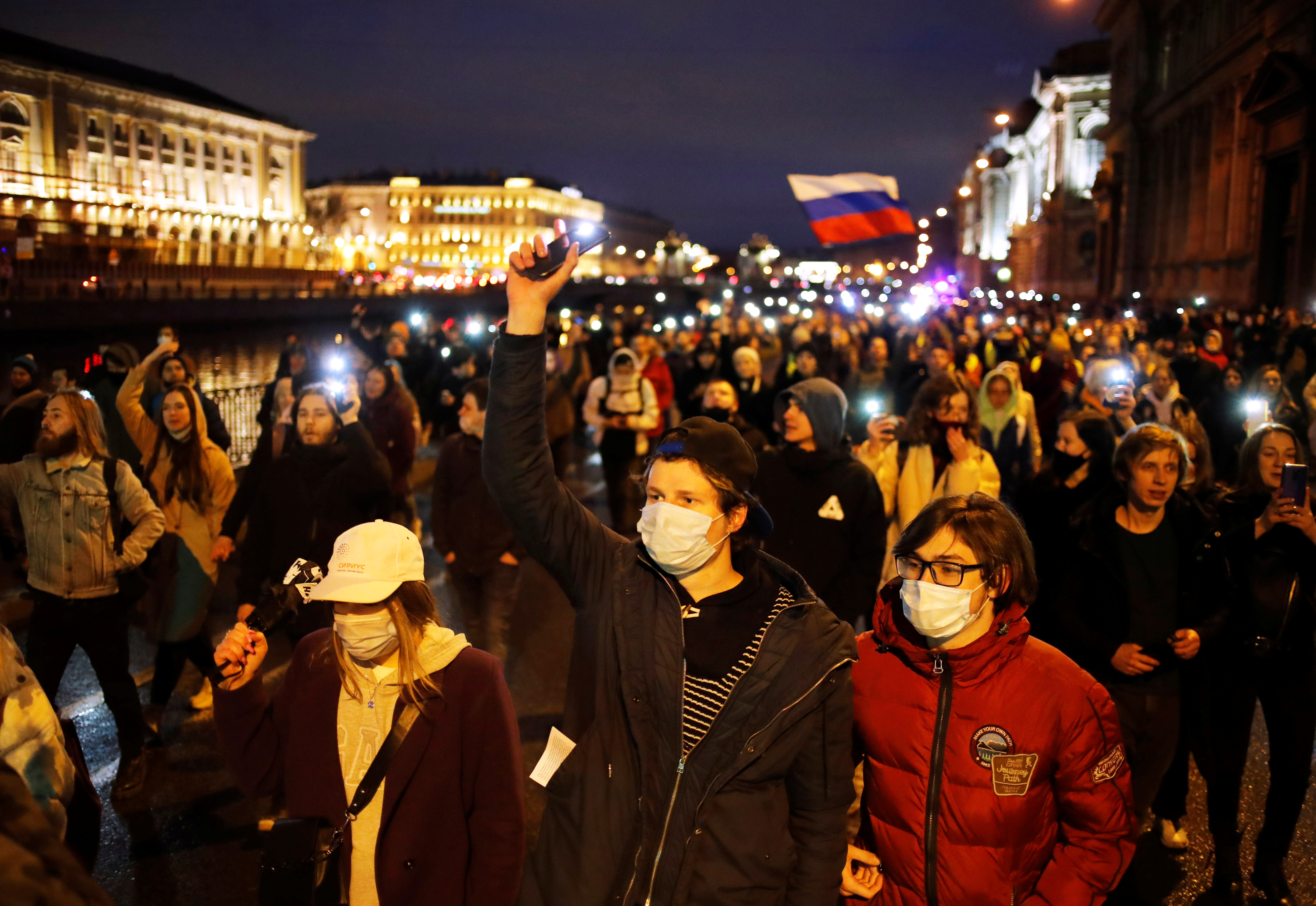 Personas marchan durante una manifestación en apoyo al político opositor ruso encarcelado Alexei Navalny en San Petersburgo, Rusia, el 21 de abril de 2021. REUTERS / Anton Vaganov
