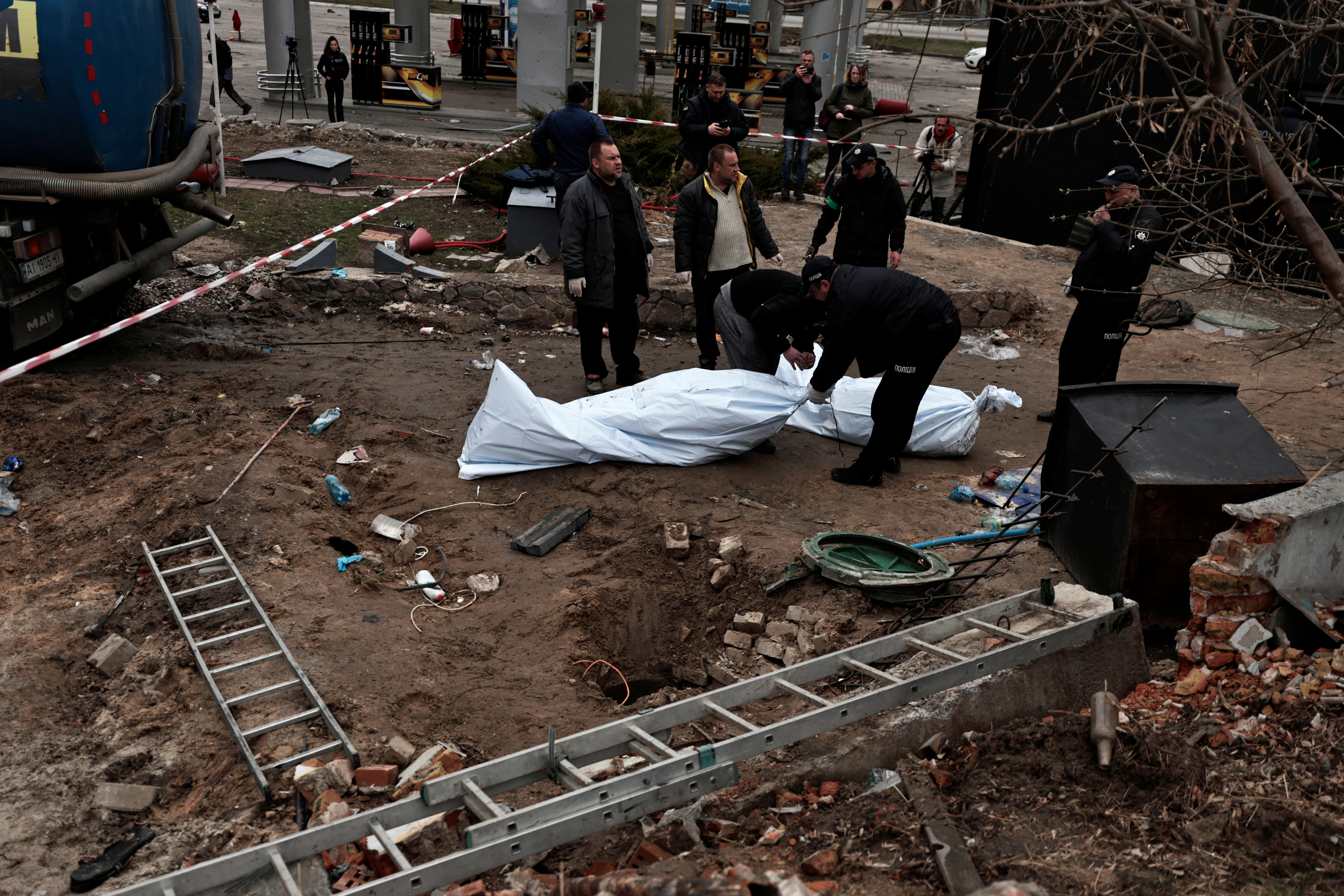 Cuerpos hallados en Buzova, en la región de Kiev, este domingo 10 de abril (Reuters)