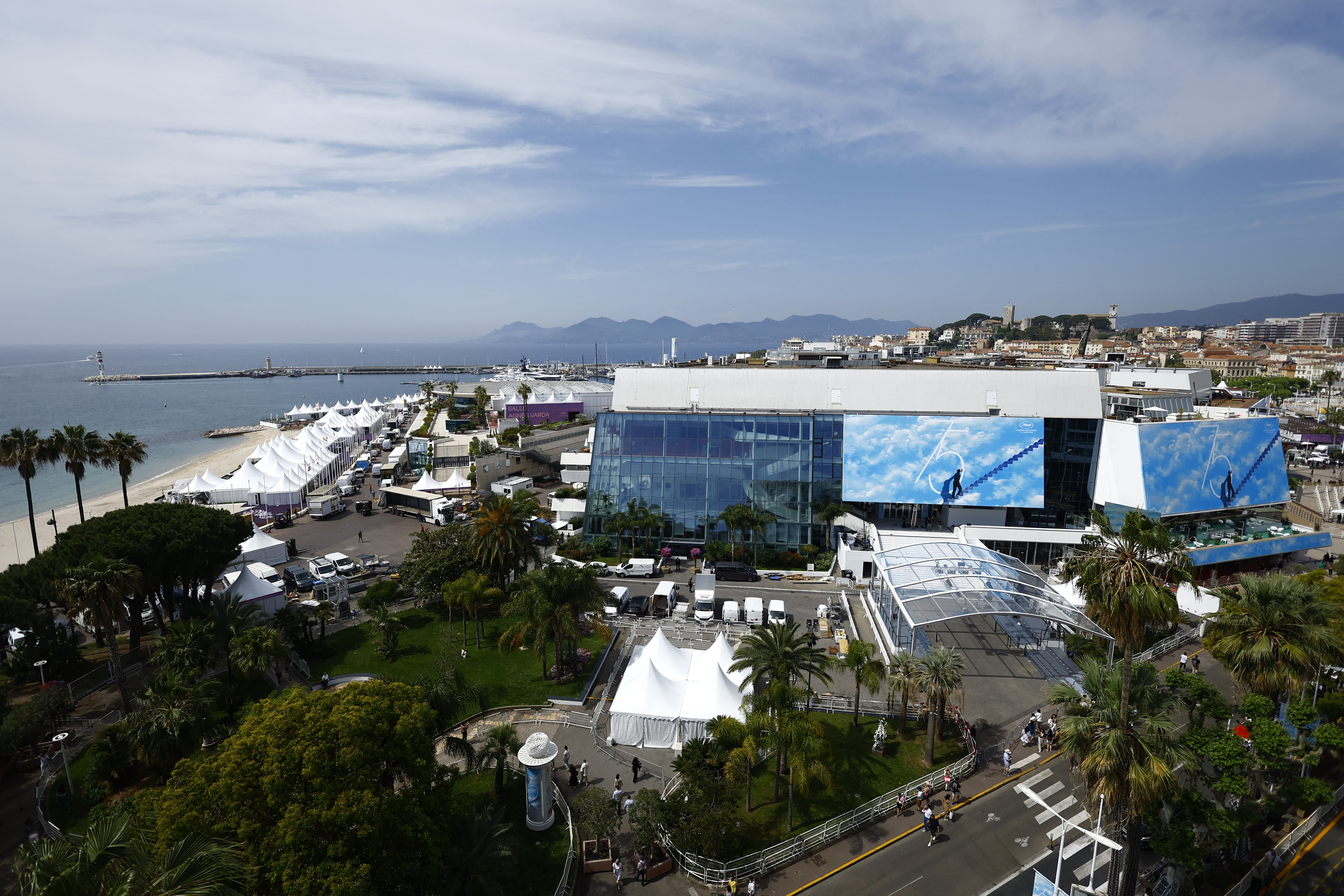Una vista general muestra el Palacio del Festival y la bahía de Cannes