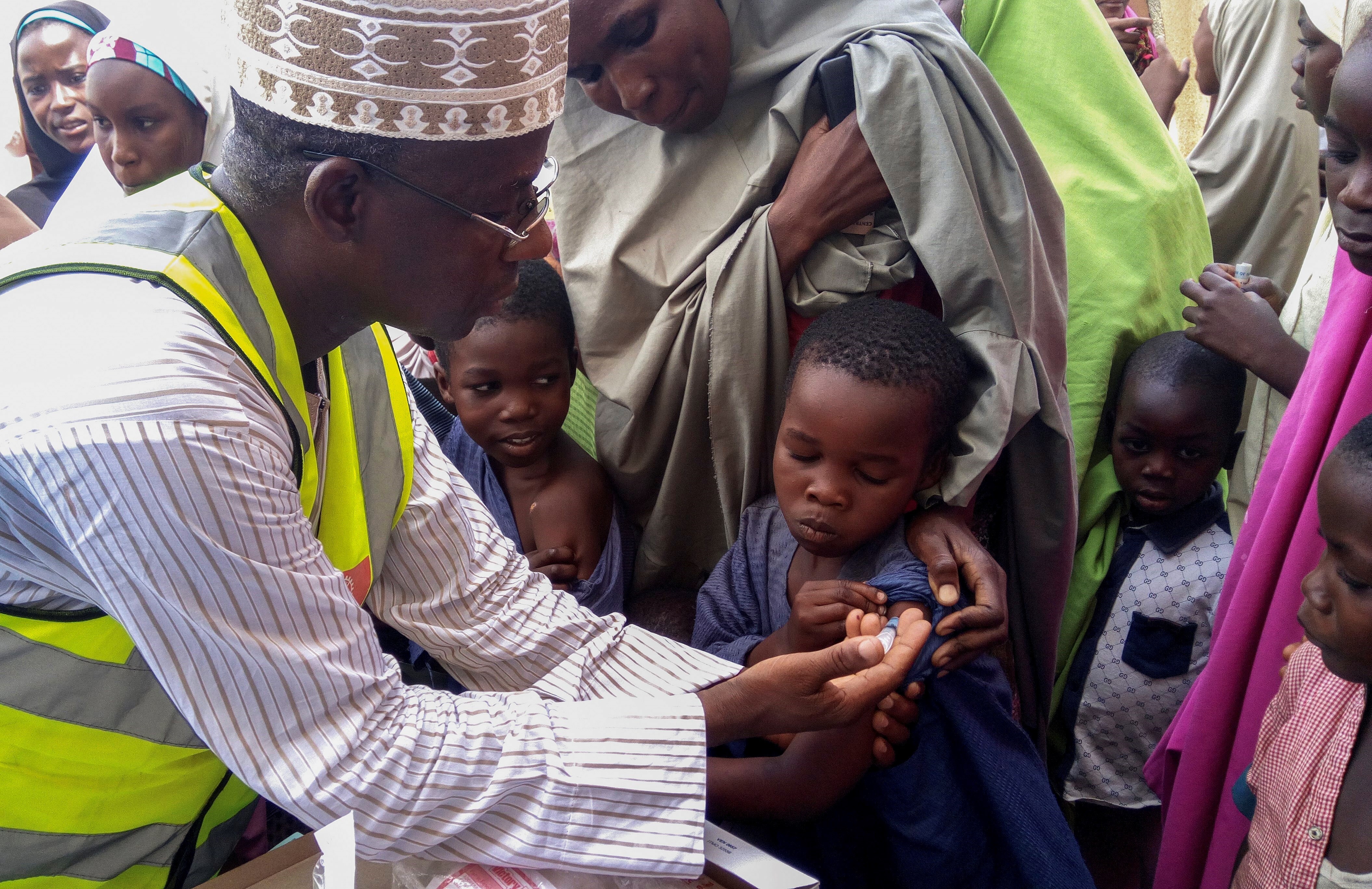El doctor nigeriano Rilwanu Mohammed vacuna a un grupo de niños contra la meningitis, en Dakwa (EFE/Deji Yake)