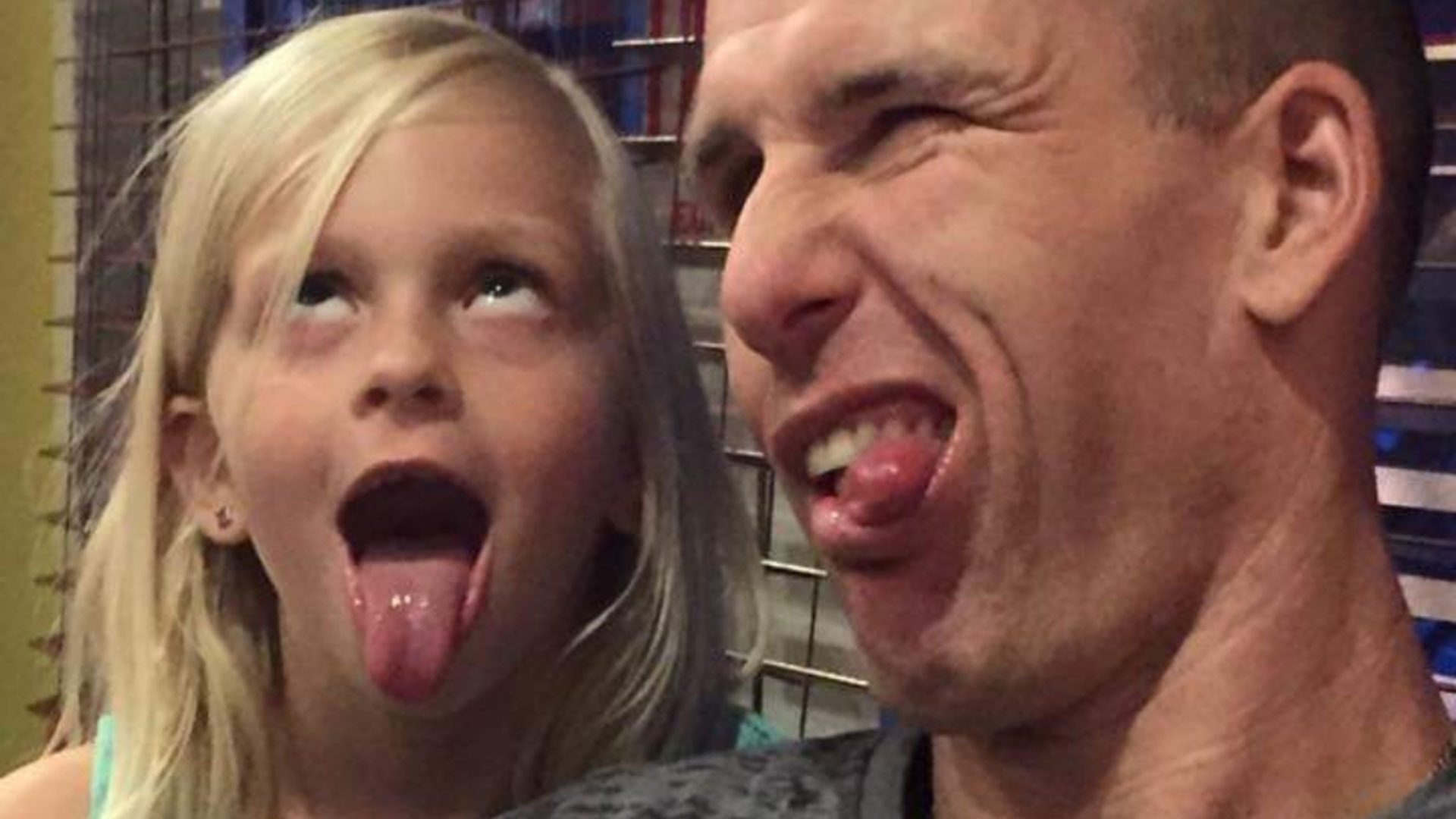 El personal trainer y novio de Gretchen con Ava, la pequeña hija de quien sería víctima de su brutal crimen