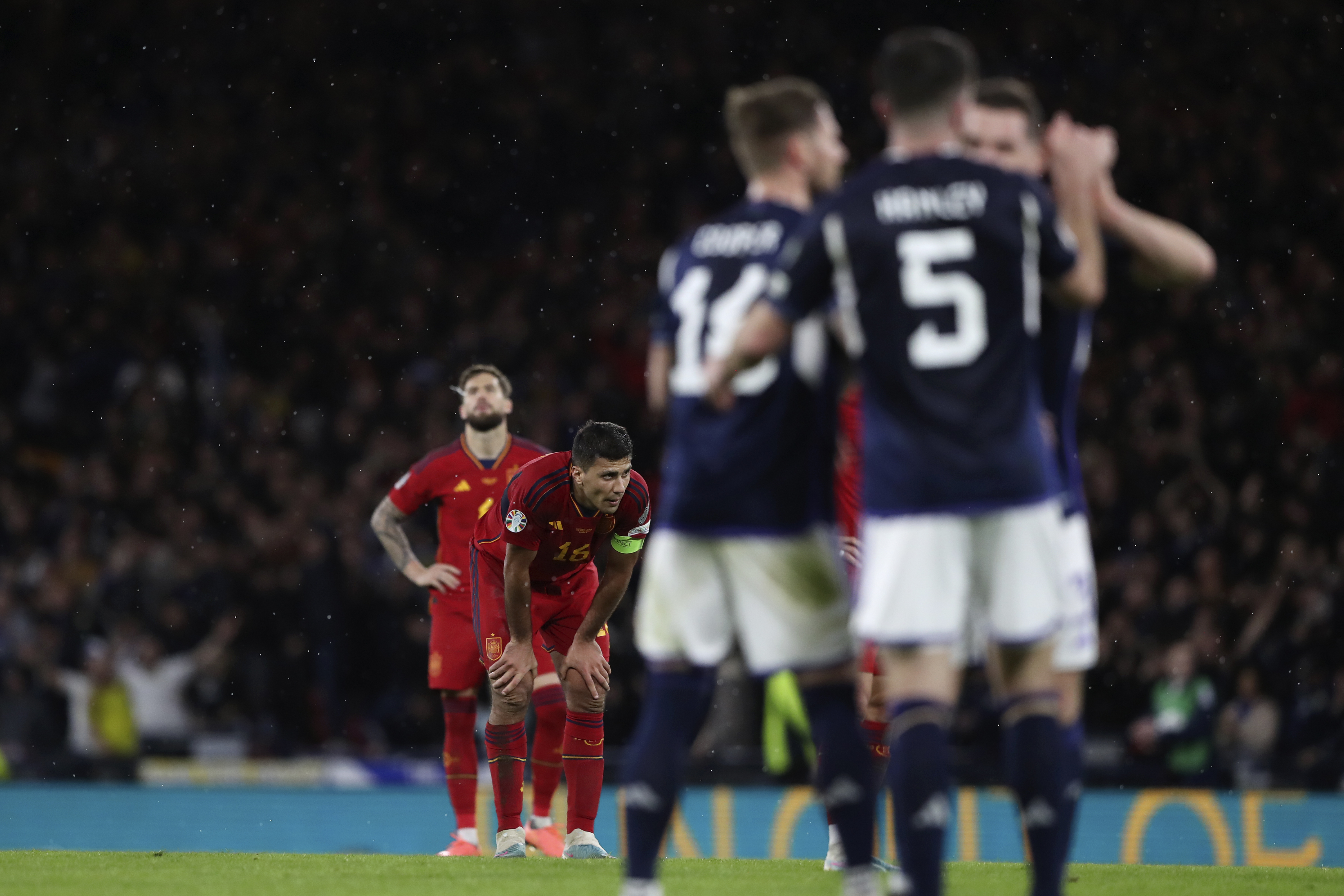 Rodri (2do de derecha a izquierda) lamenta la derrota de España ante Escocia en las eliminatorias para la Eurocopa, el martes 28 de marzo de 2023, en Glasgow (AP Foto/Scott Heppell)