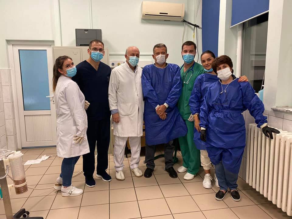 El doctor Skender Telaku junto al equipo médico que realizó la cirugía. Foto: Facebook Skender Telaku