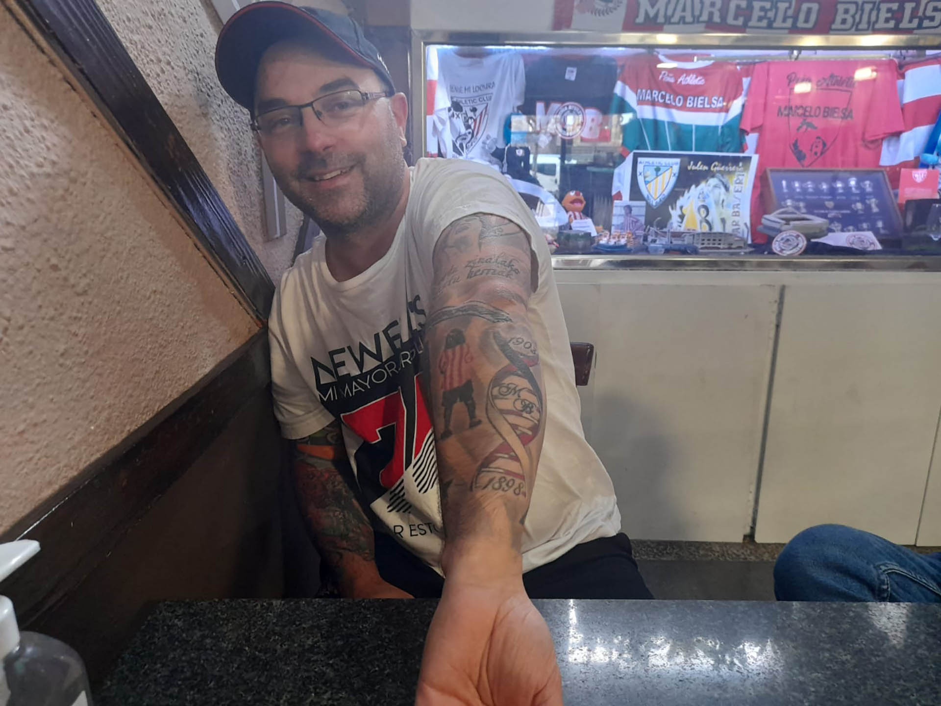 Aitor Sánchez, presidente de la peña Marcelo Bielsa, con su brazo lleno de tatuajes