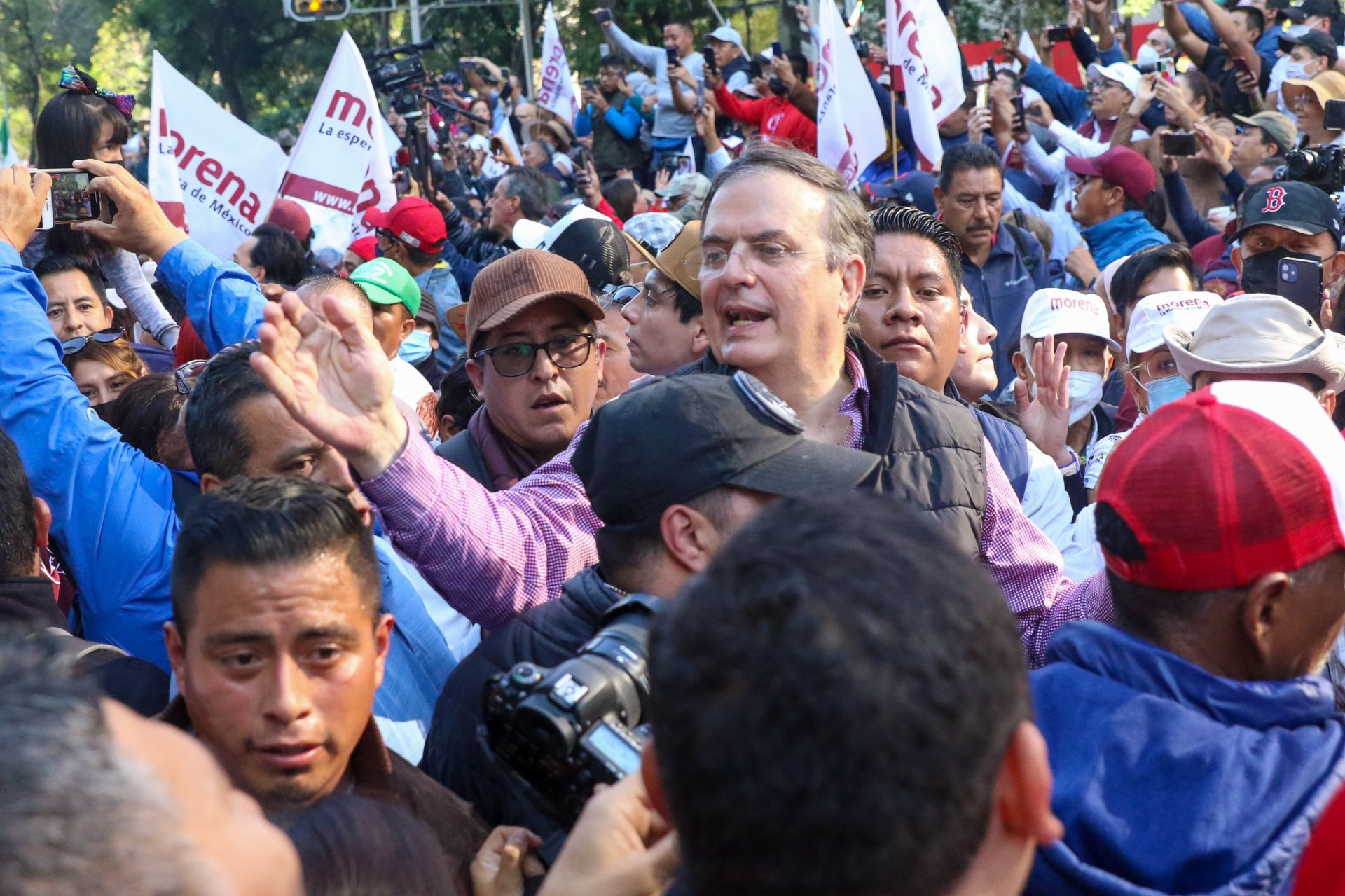Marcha de AMLO: agredieron con presunto escupitajo al canciller Marcelo Ebrard