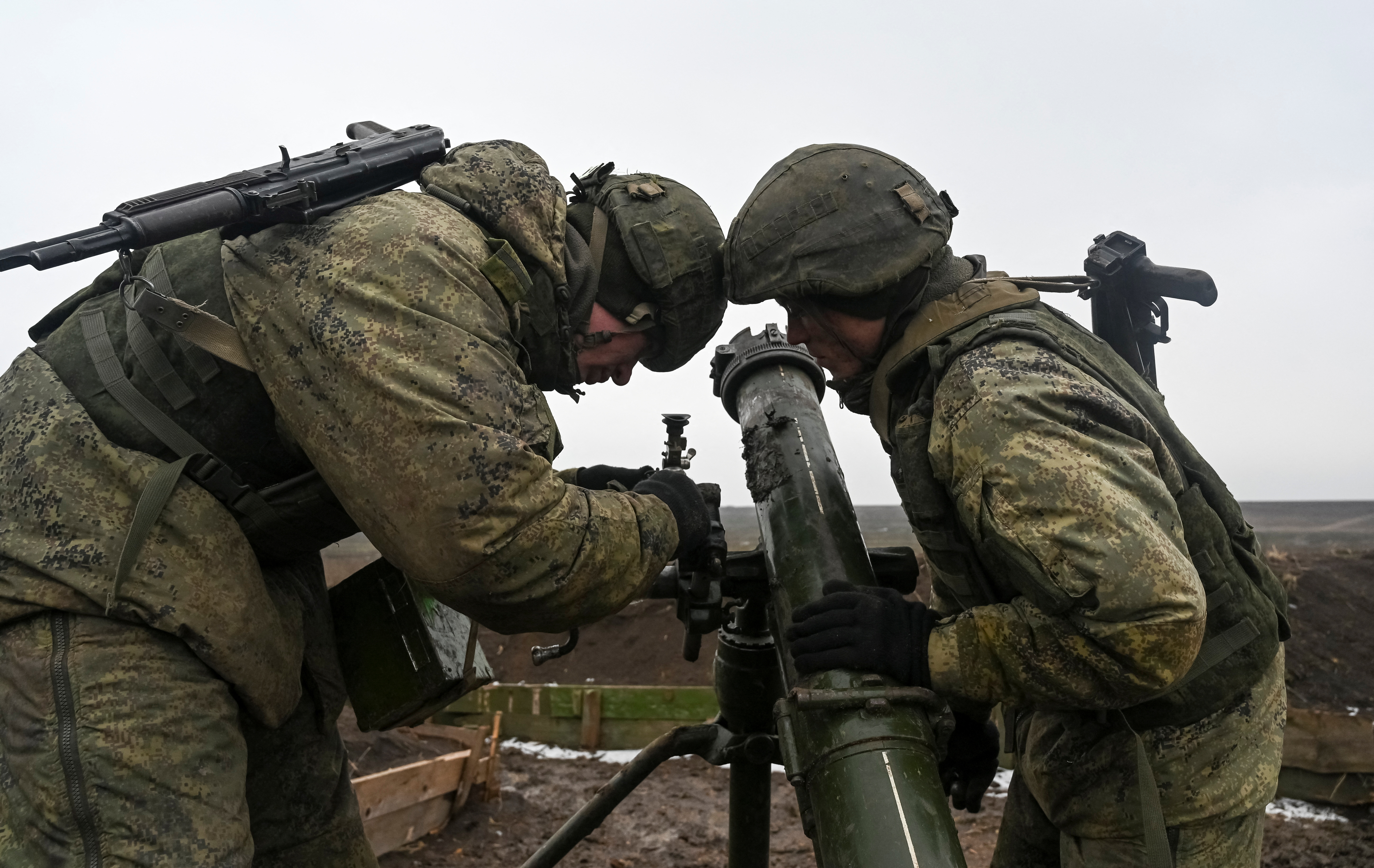Miembros del servicio del ejército ruso apuntan a un mortero durante los ejercicios en el campo de tiro de Kuzminsky en la región sur de Rostov, Rusia 21 de enero de 2022. Foto tomada el 21 de enero de 2022 REUTERS/Sergey Pivovarov