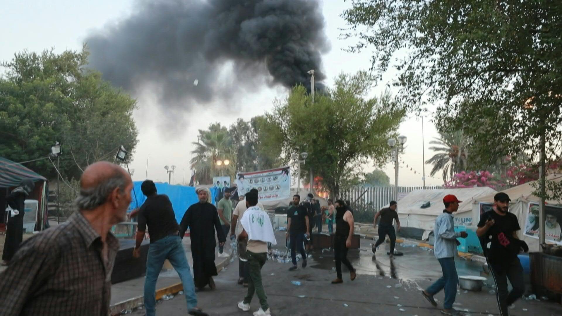 Al menos 35 manifestantes murieron en Bagdad, la capital de Irak, después de que el líder chiita Muqtada al Sadr anunciara por sorpresa su "retirada definitiva" de la política.