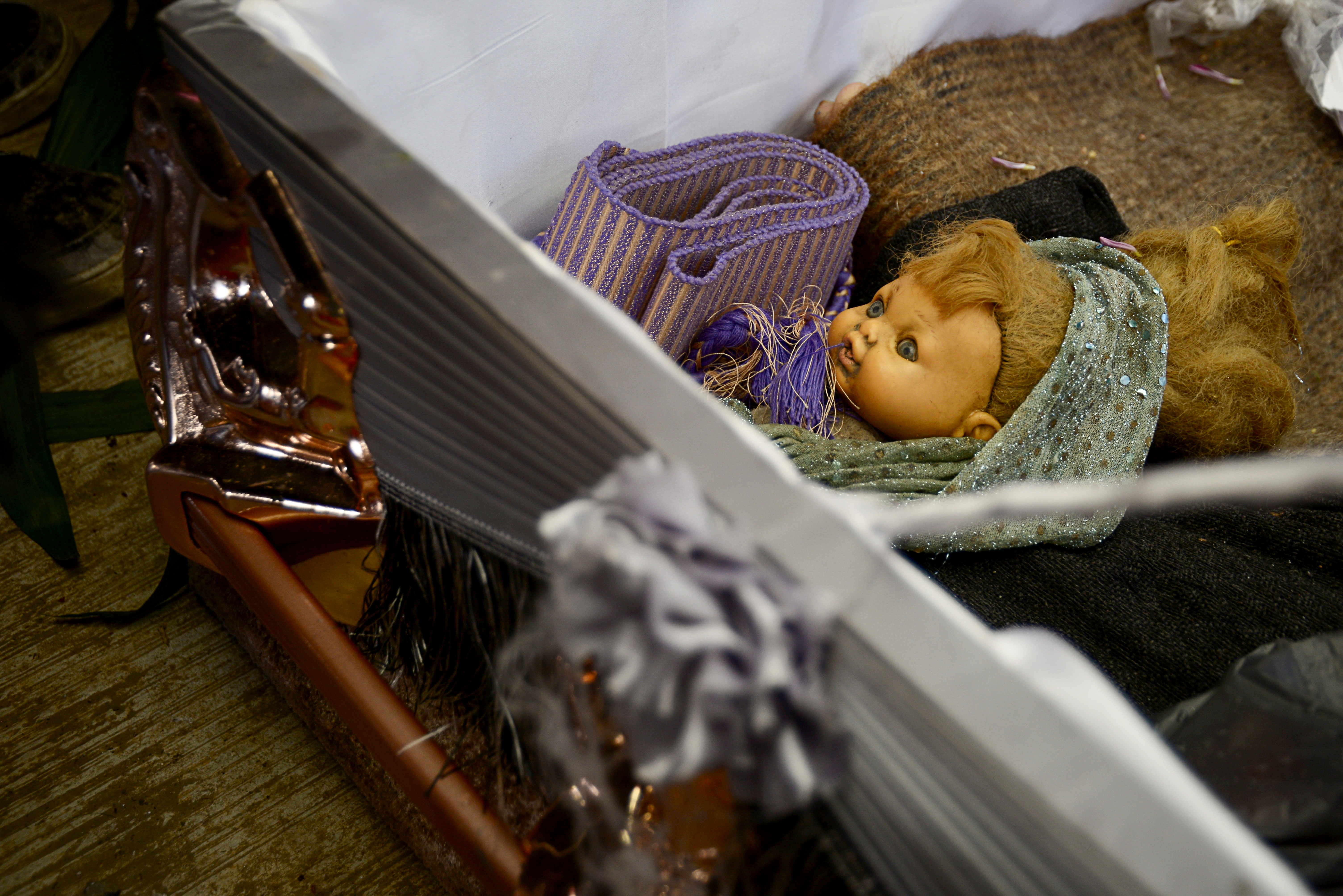 Se muestra una muñeca dentro del ataúd de un niña, que murió junto a otros integrantes de su familia durante un deslizamiento de tierra causado por las lluvias provocadas por la tormenta tropical Eta, en la aldea de Mukem, estado de Chiapas, México, el 9 de noviembre de 2020 Foto: REUTERS/Jacob Garcia