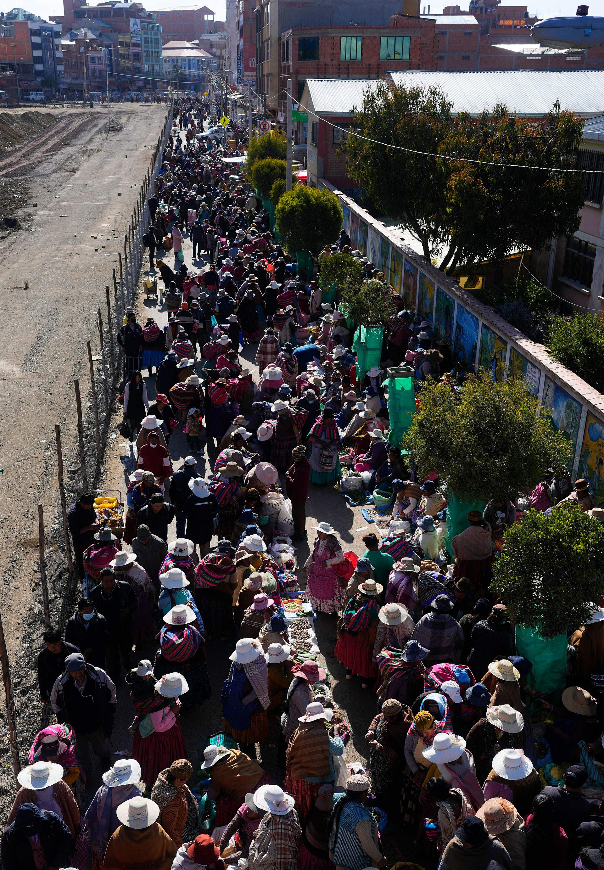 La gente llena un mercado callejero en El Alto, Bolivia, el martes 11 de abril de 2023. (Foto AP/Juan Karita)

