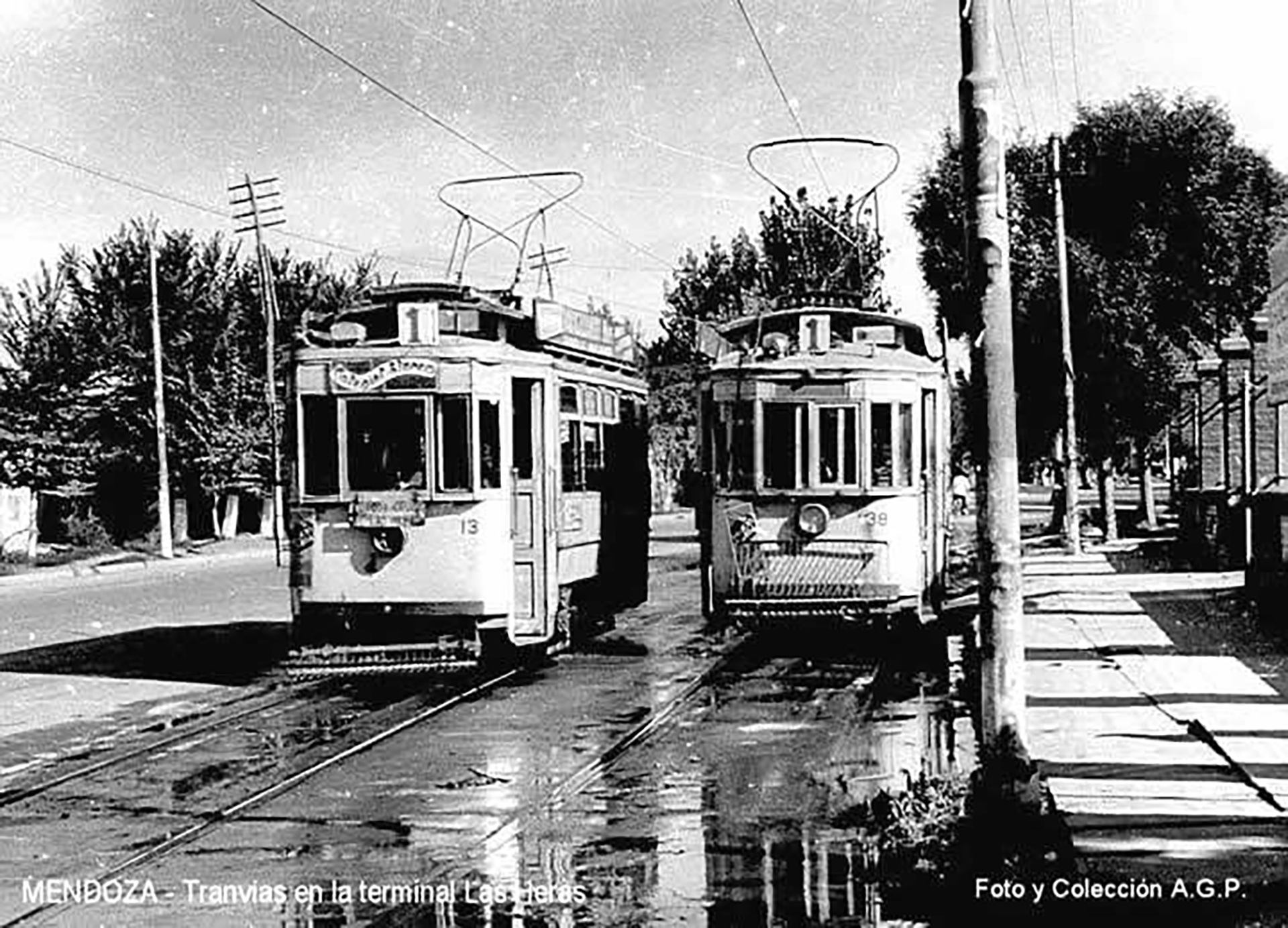 Tranvías en las terminal Las Heras en la ciudad de Mendoza. El área metropolitana contó con un servicio de tranvías eléctricos desde 1912 hasta 1964 (AGP/ Mendoza Antigua)
