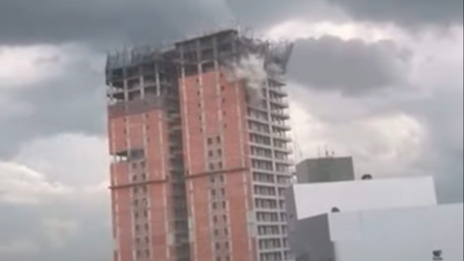 Temporal en Corrientes: el momento en que se desplomó una grúa de un edificio en construcción