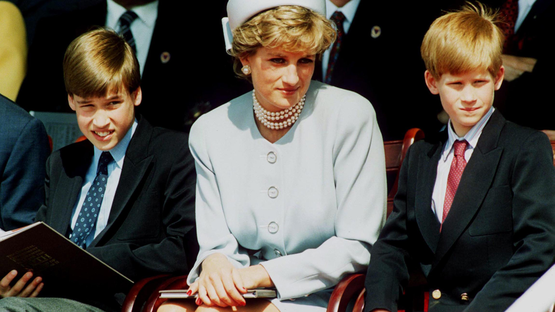 La Princesa Diana, Princesa de Gales con sus hijos, el Príncipe William y el Príncipe Harry asisten al Servicio de Recuerdo de los Jefes de Estado VE en Hyde Park el 7 de mayo de 1995 en Londres, Inglaterra. (Foto de Anwar Hussein/Getty Images)
