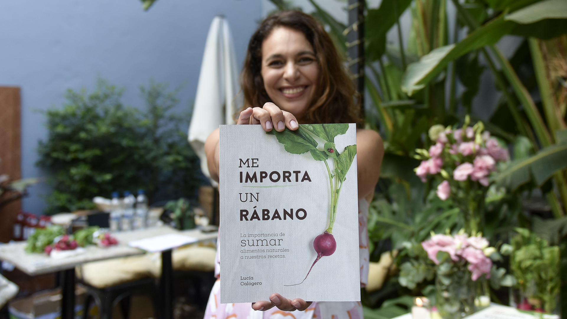 Lucía Calogero y su libro "Me importa un rábano", en el que propone la incorporación de más frutas y verduras a la alimentación, sin fundamentalismos ni restricciones (Gustavo Gavotti)
