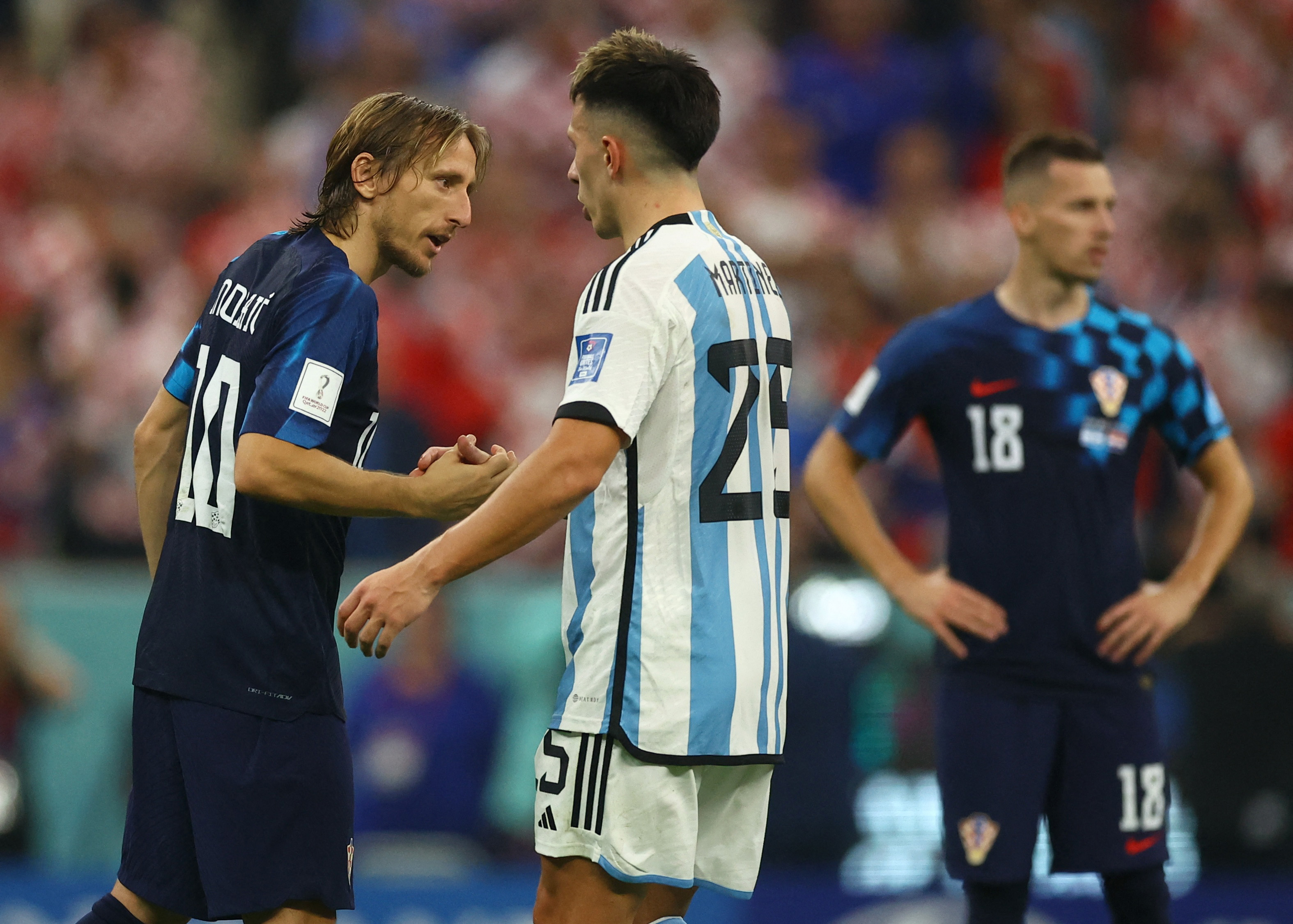 The gestures of Messi and the entire squad of the Argentine team with Croatia after qualifying for the World Cup final 10 Lisandro Martínez's final greeting to Modric