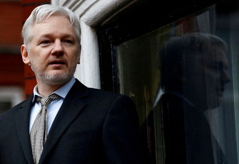 FOTO DE ARCHIVO: El fundador de WikiLeaks, Julian Assange, da un discurso desde el balcón de la embajada de Ecuador, en el centro de Londres, Reino Unido, 5 de febrero de 2016. REUTERS/Peter Nicholls