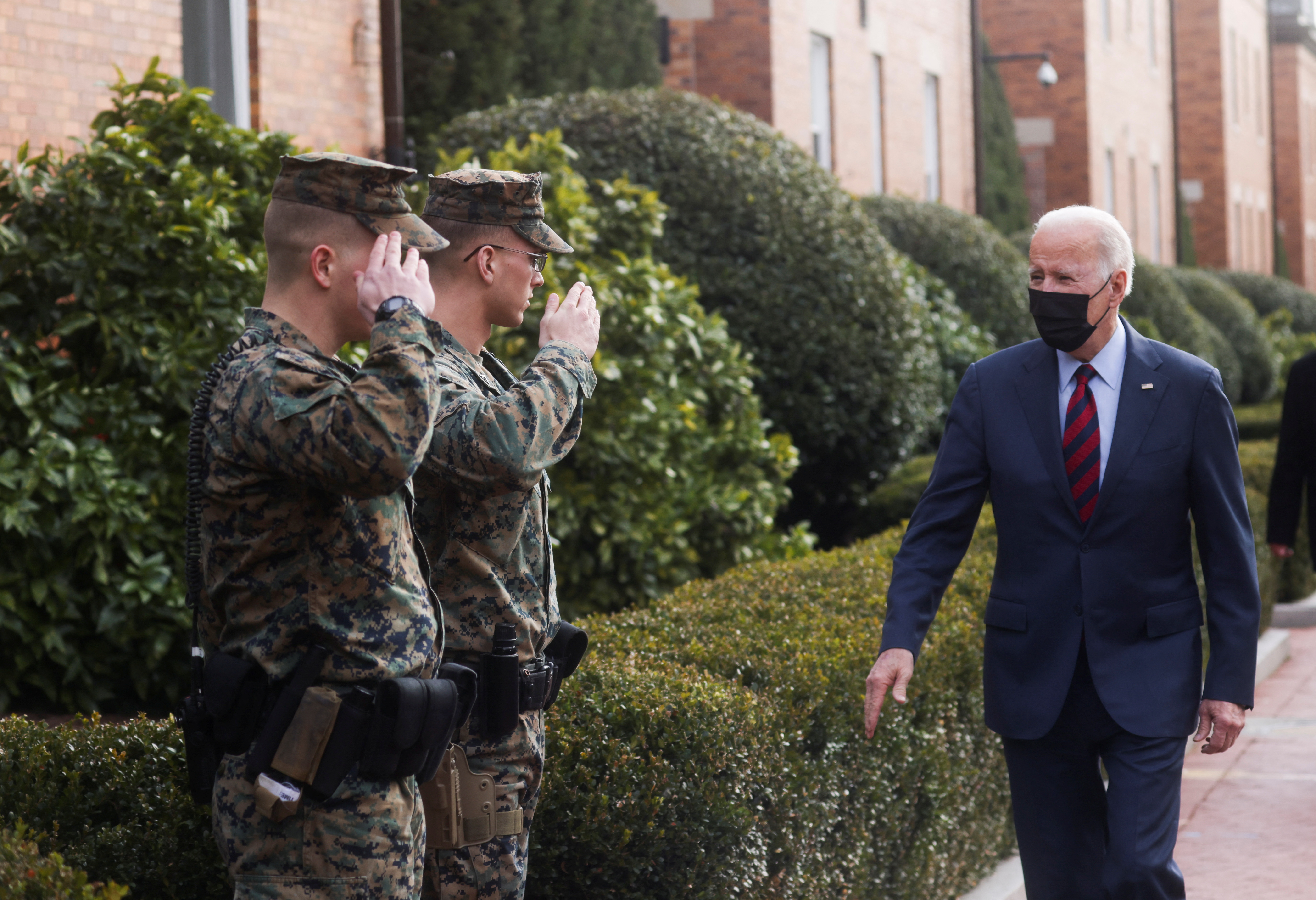 Joe Biden es saludado por dos Marines en Washington (Reuters)