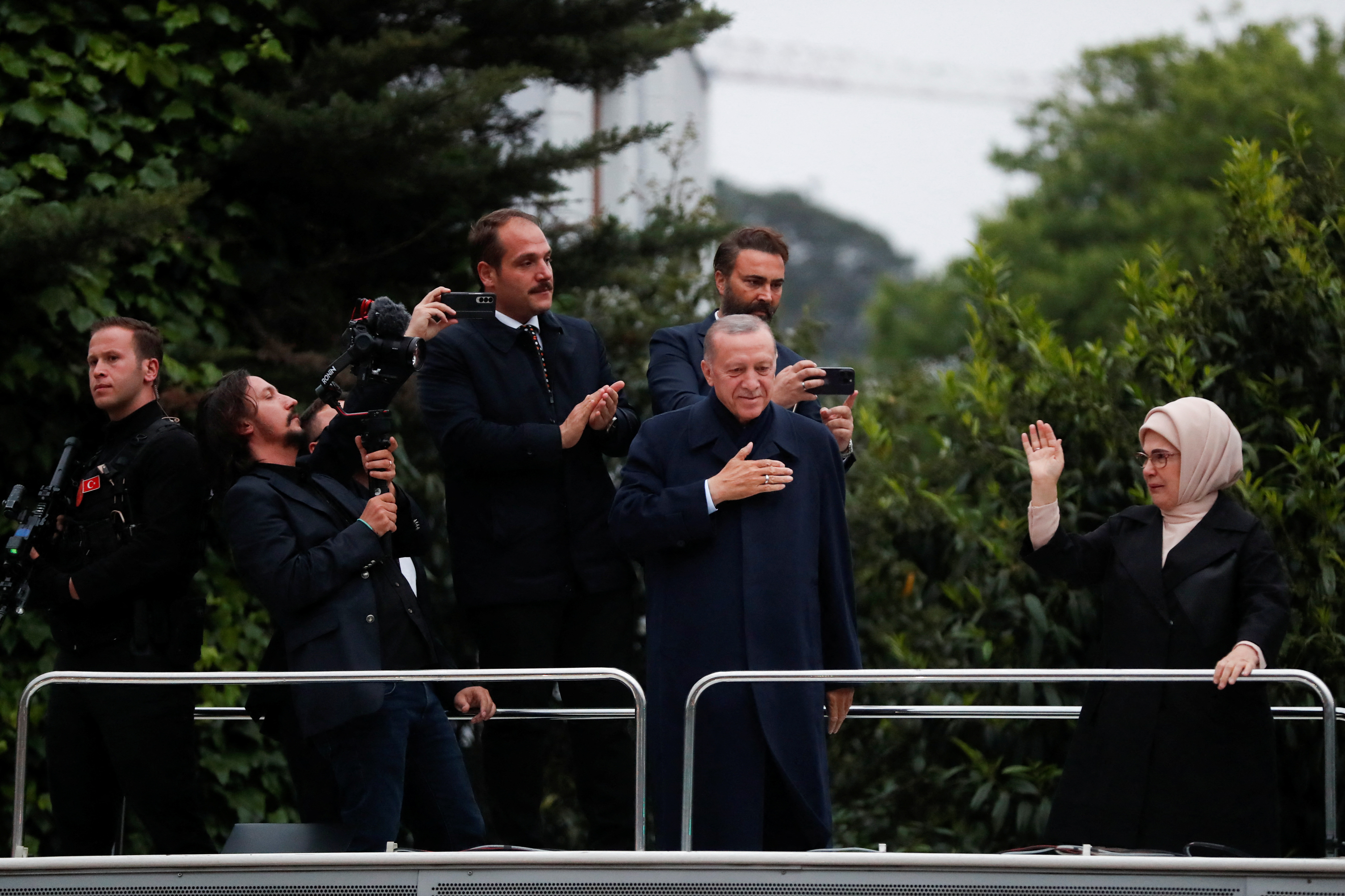 El presidente turco Tayyip Erdogan se dirige a sus partidarios tras los primeros resultados de los sondeos a pie de urna de la segunda vuelta de las elecciones presidenciales en Estambul, Turquía, 28 de mayo de 2023. REUTERS/Murad Sezer