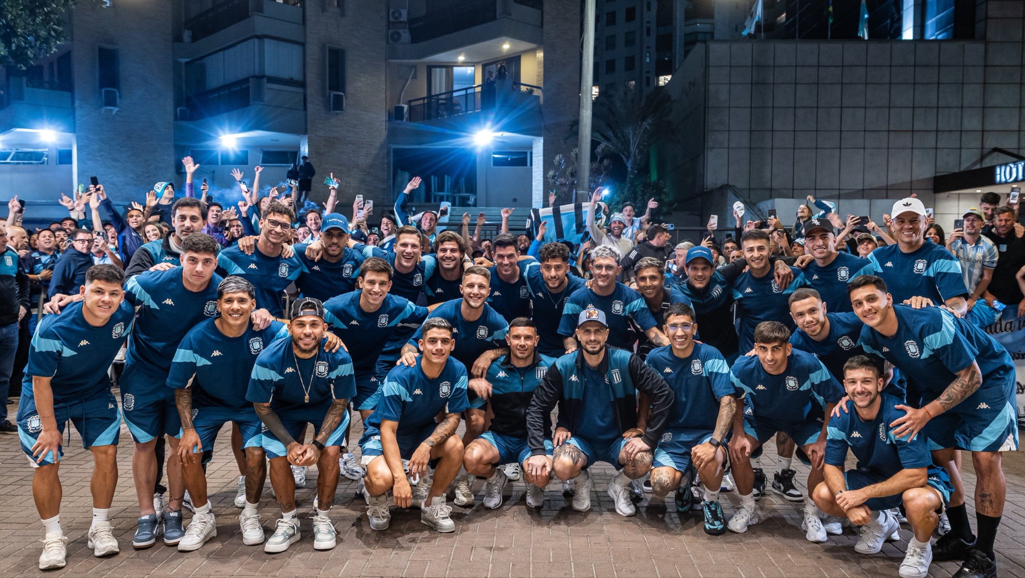 El emotivo banderazo de los hinchas de Racing en Brasil antes del duelo con Flamengo por la Copa Libertadores: la posible formación 