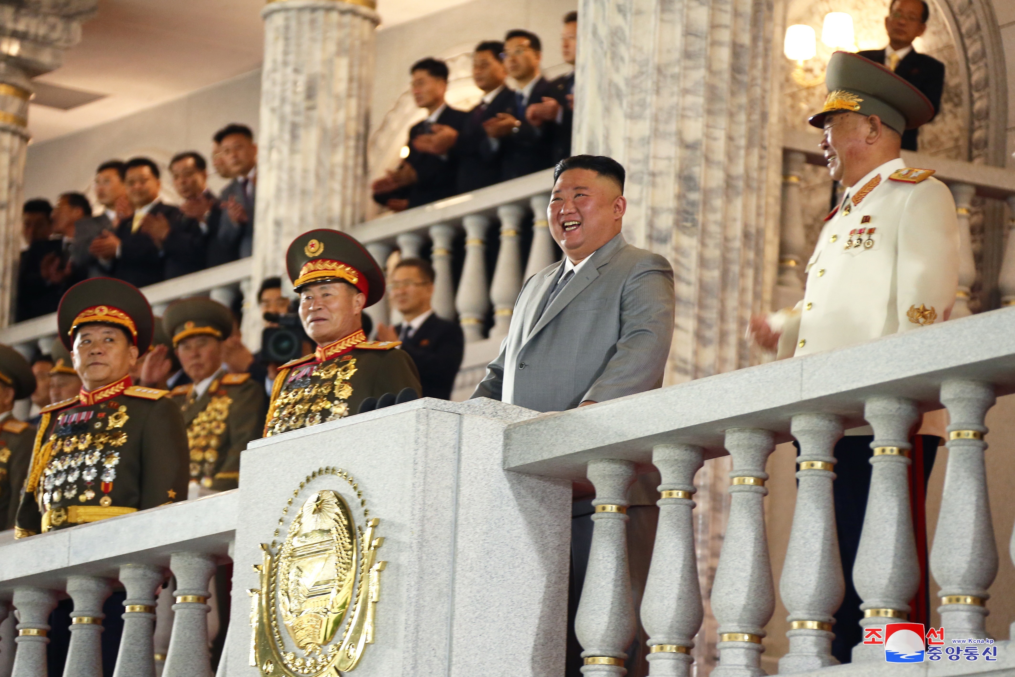Una foto publicada por la Agencia Central de Noticias de Corea del Norte (KCNA) muestra al líder norcoreano Kim Jong-un (2-d) durante un desfile militar con motivo del 75 aniversario de la fundación del Partido de los Trabajadores de Corea, en Pyongyang, Corea del Norte. EFE/EPA/KCNA
