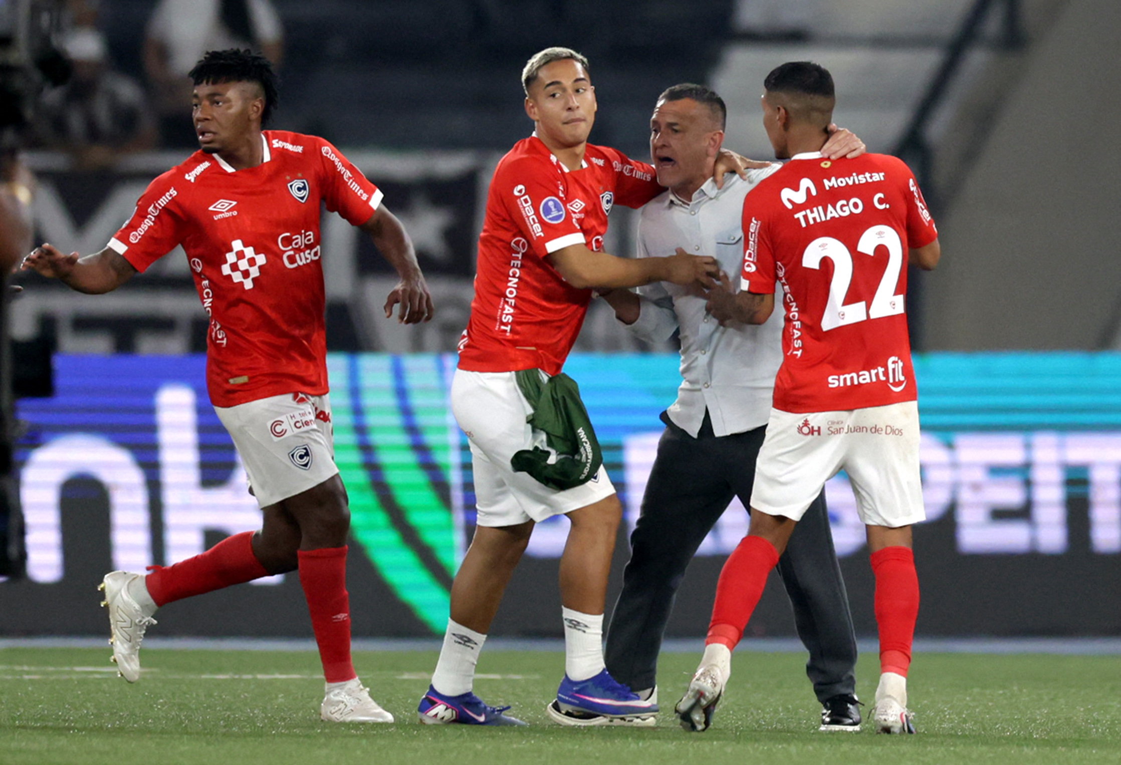 El esc&aacute;ndalo que se desat&oacute; con el entrenador argentino de Cienciano tras la eliminaci&oacute;n de Botafogo de la Sudamericana: 