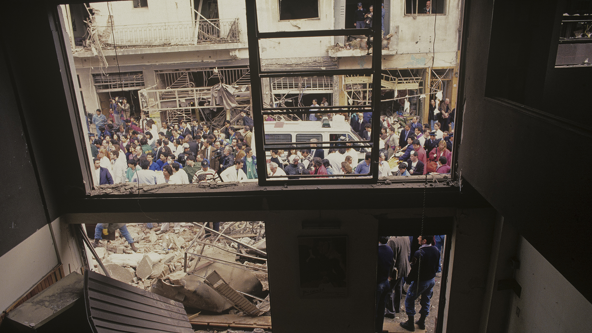 Quiso subirse a un edificio lindero para fotografiar el desastre desde arriba, pero no lo dejaron porque había riesgo de derrumbe. “Me pareció que desde adentro de una casa podía aportar un punto de vista distinto”, consideró el reportero gráfico (Julio Menajovsky) 