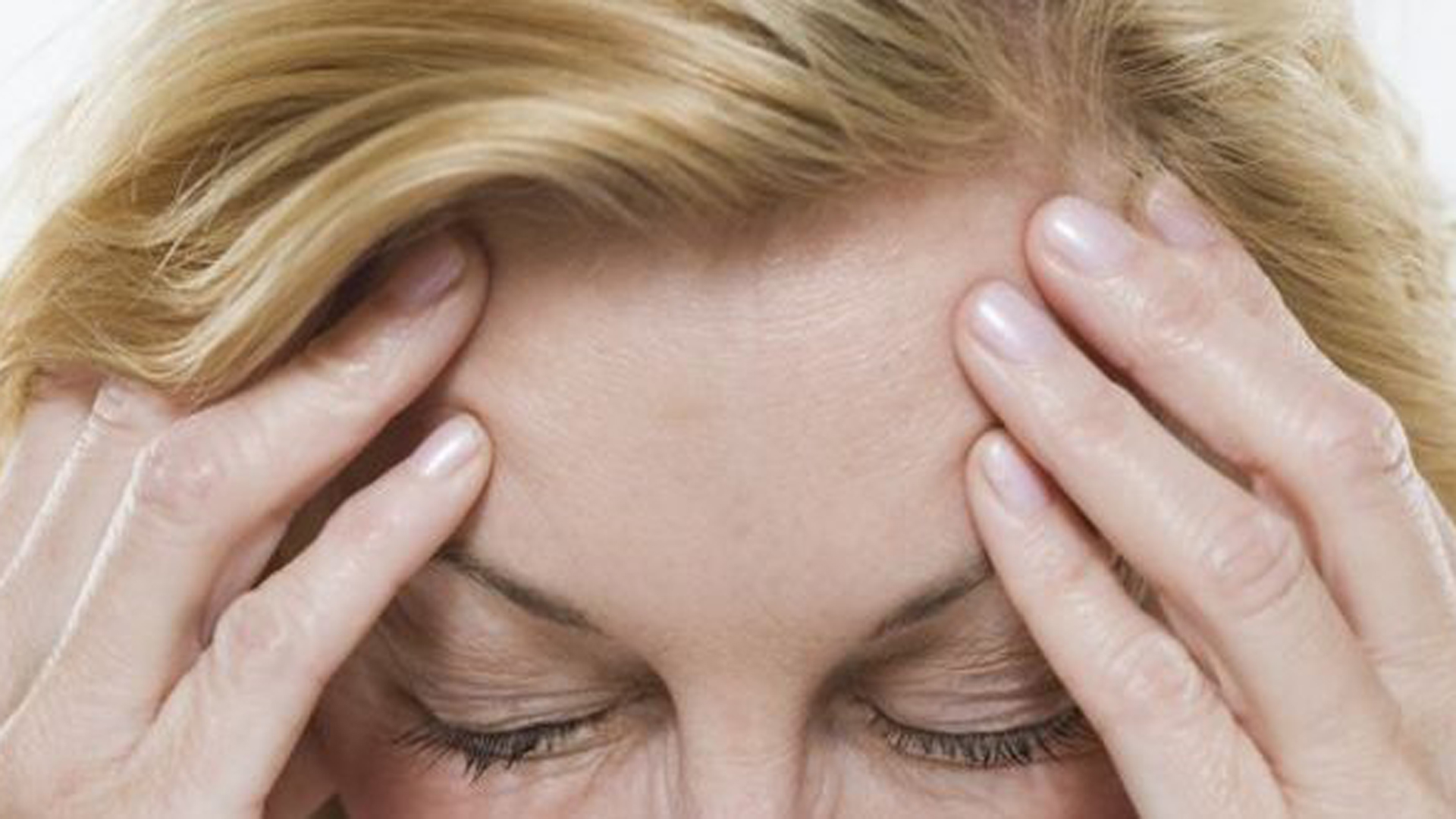 El dolor de cabeza intenso y de aparición súbita es uno de los síntomas del ACV (OMS)