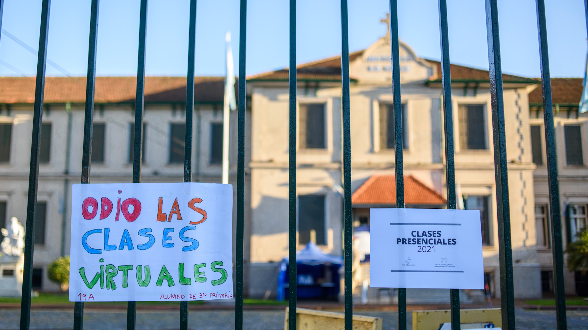 "Odio las clases virtuales", el reclamo que un niño colocó en la reja de la puerta de su colegio cerrado tras el decreto presidencial