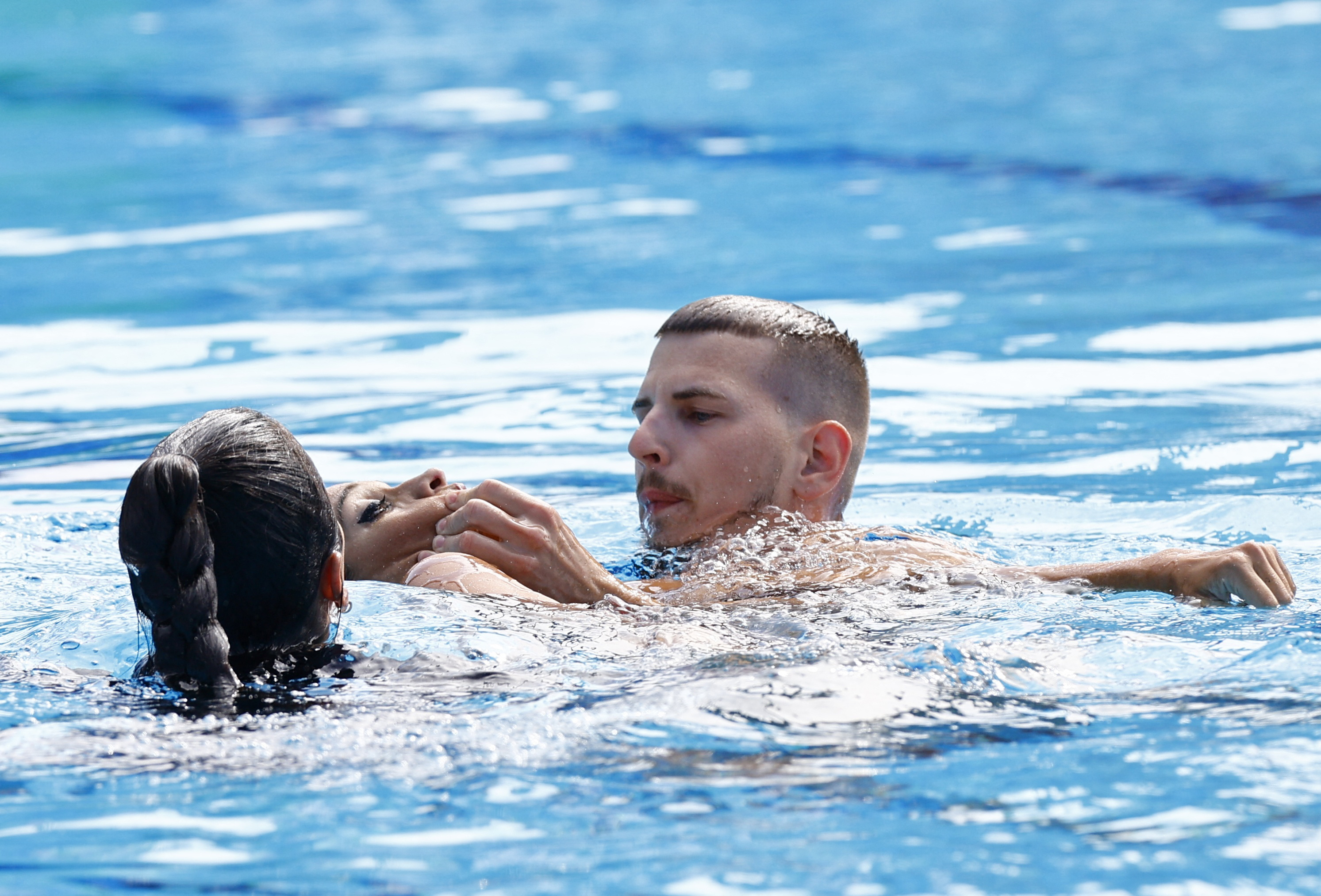 Minutos más tarde, la nadadora de 25 años reaccionó tras bambalinas (Foto: Reuters)