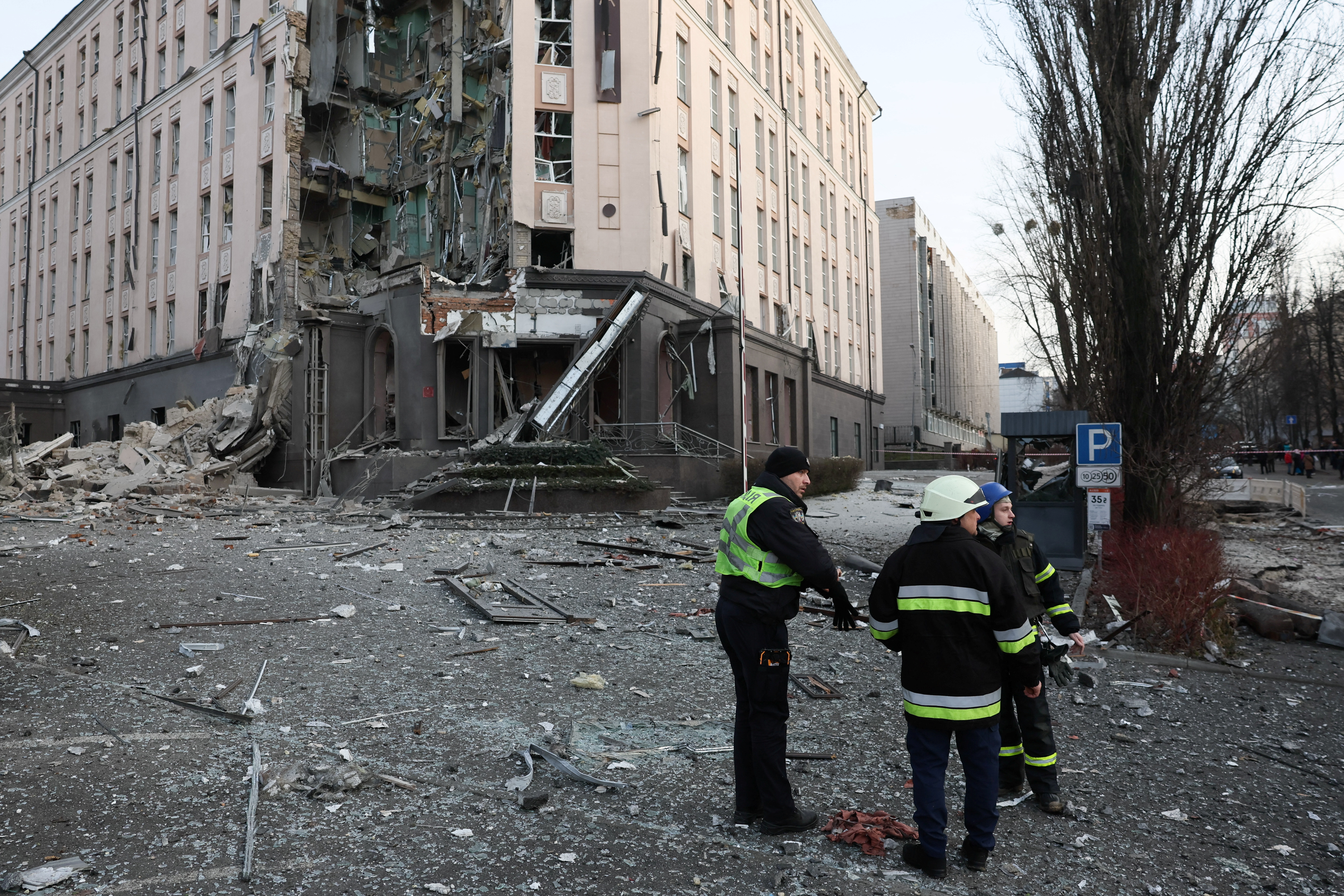 Una ola de bombardeos golpeó Ucrania este sábado, incluida la capital Kiev (REUTERS/Gleb Garanich)