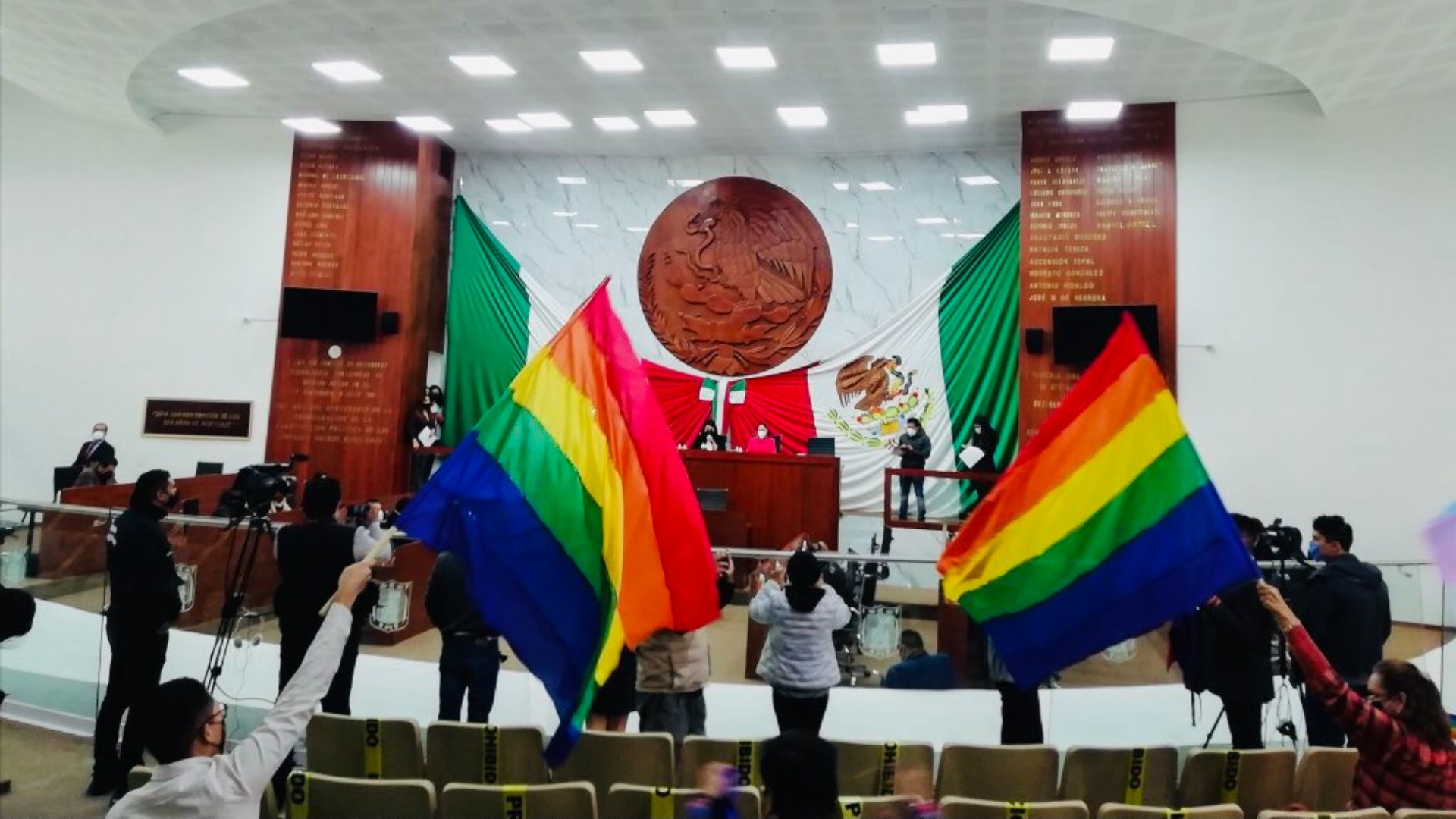 Los colectivos presentes en el Congreso de Tlaxcala festejaron el resultado ondeando sus banderas (Foto: Twitter @CEDHUMI)