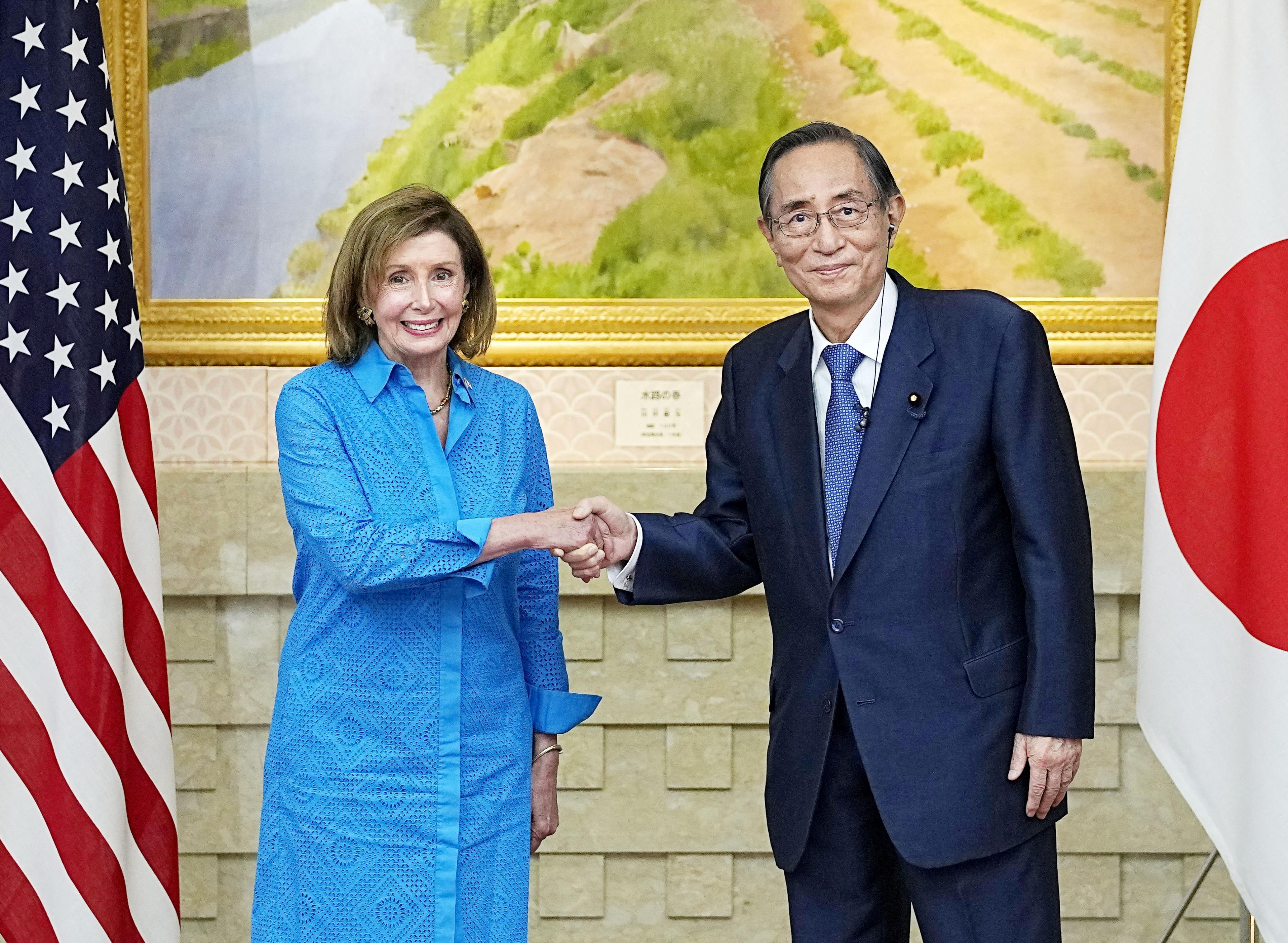 La presidenta de la Cámara de Representantes de Estados Unidos, Nancy Pelosi, estrecha la mano de Hiroyuki Hosoda, presidente de la Cámara de Representantes de Japón. Reuters