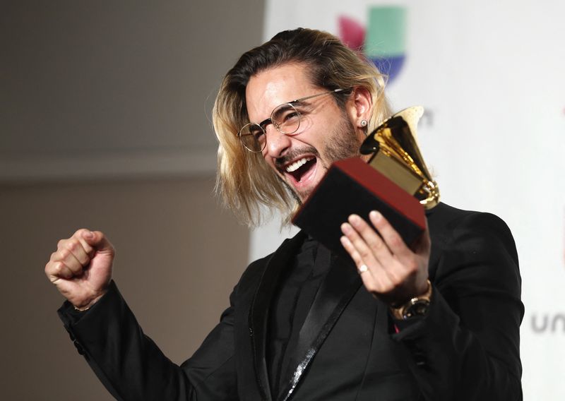  El cantante y compositor colombiano celebrando su premio a Mejor Álbum Vocal Pop Contemporáneo por "F.A.M.E en la 19 edición de los Grammy Latinos. (foto: REUTERS/Steve Marcus)
