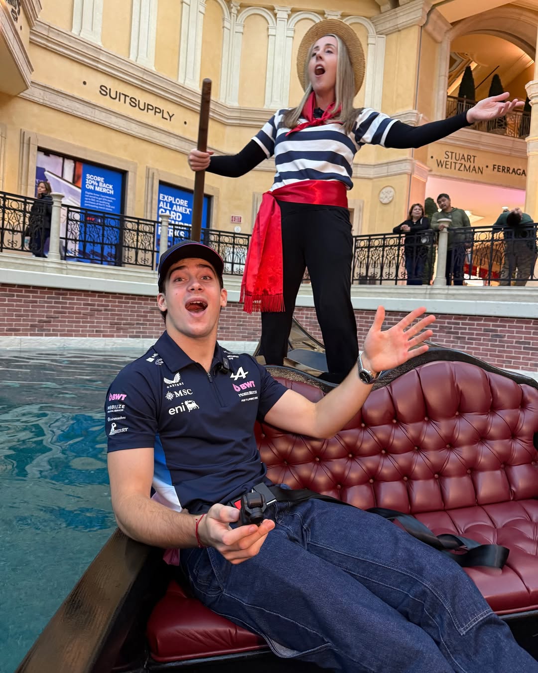 El álbum de fotos de Colapinto en su primer día en Las Vegas: paseo en góndola, menú especial y el lugar que lo impactó 