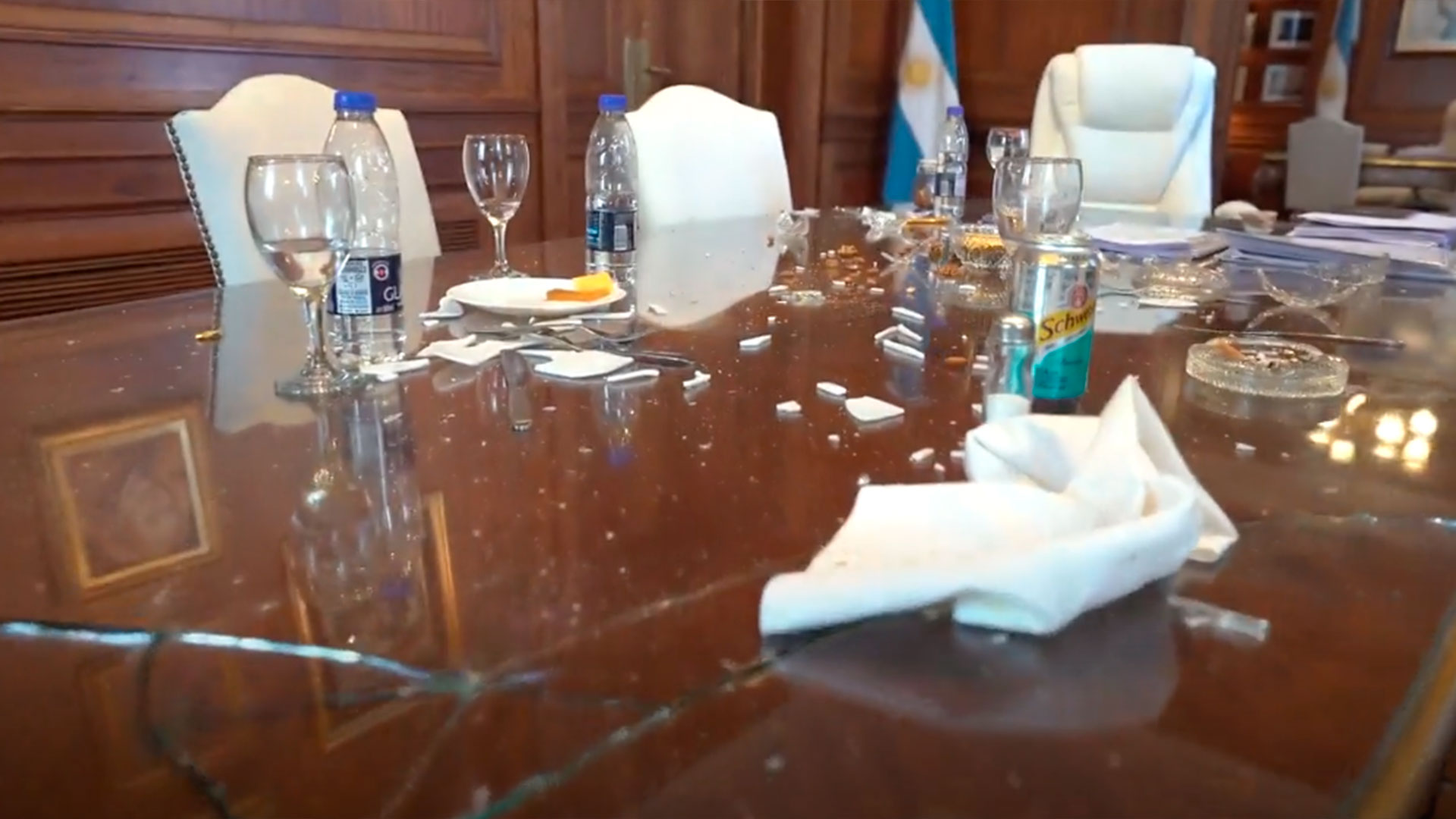 La mesa de reuniones del despacho de Cristina Kirchner