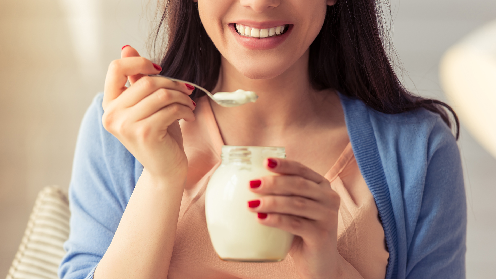 El yogurt es recomendado para recomponer la flora intestinal, pero aconsejan no incorporarlo desde el comienzo en una dieta astringente (Getty)