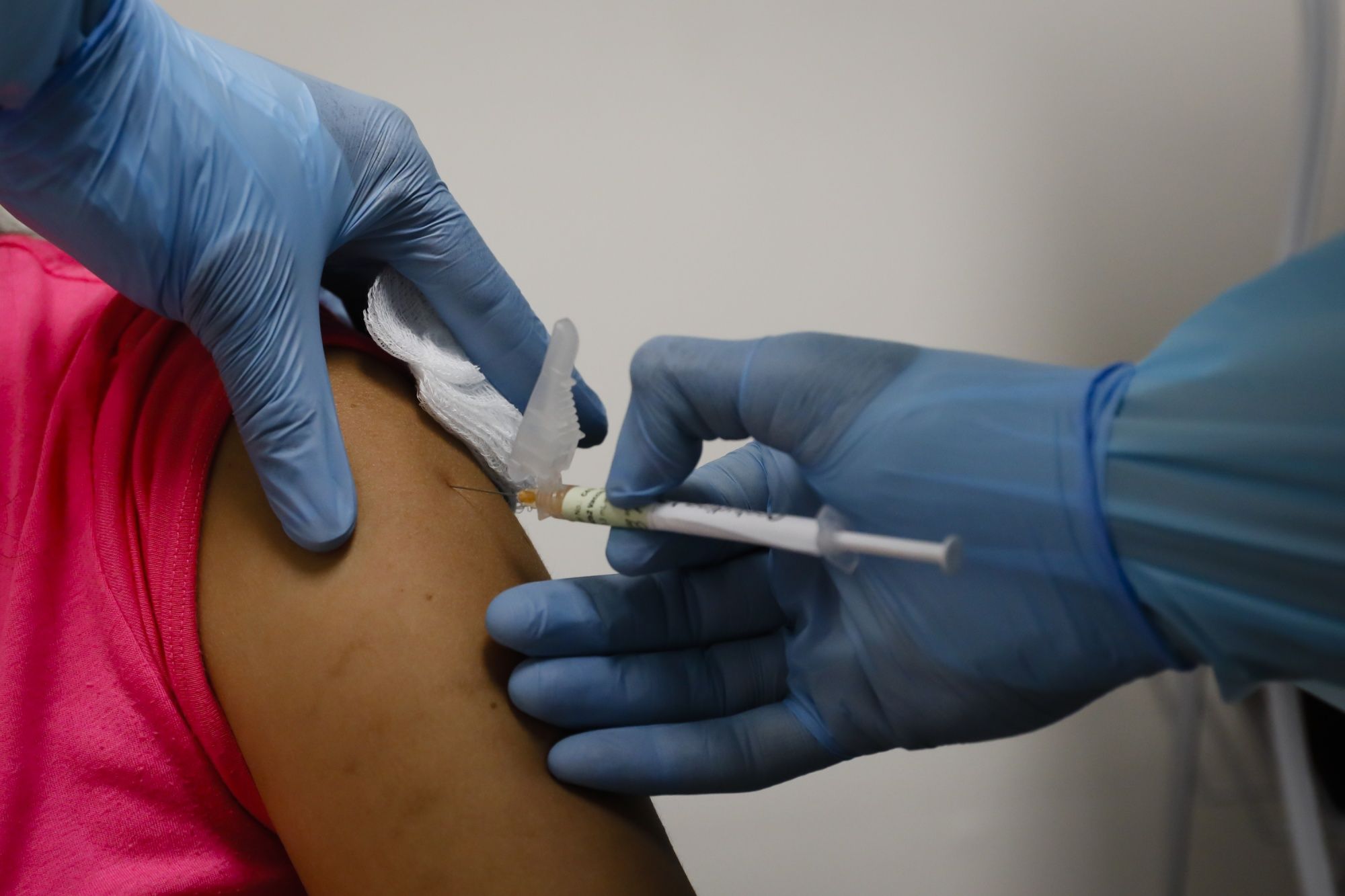 Según un estudio, las comunidades latinas y negras, encuentran confianza en las vacunas contra el COVID-19 (Bloomberg)