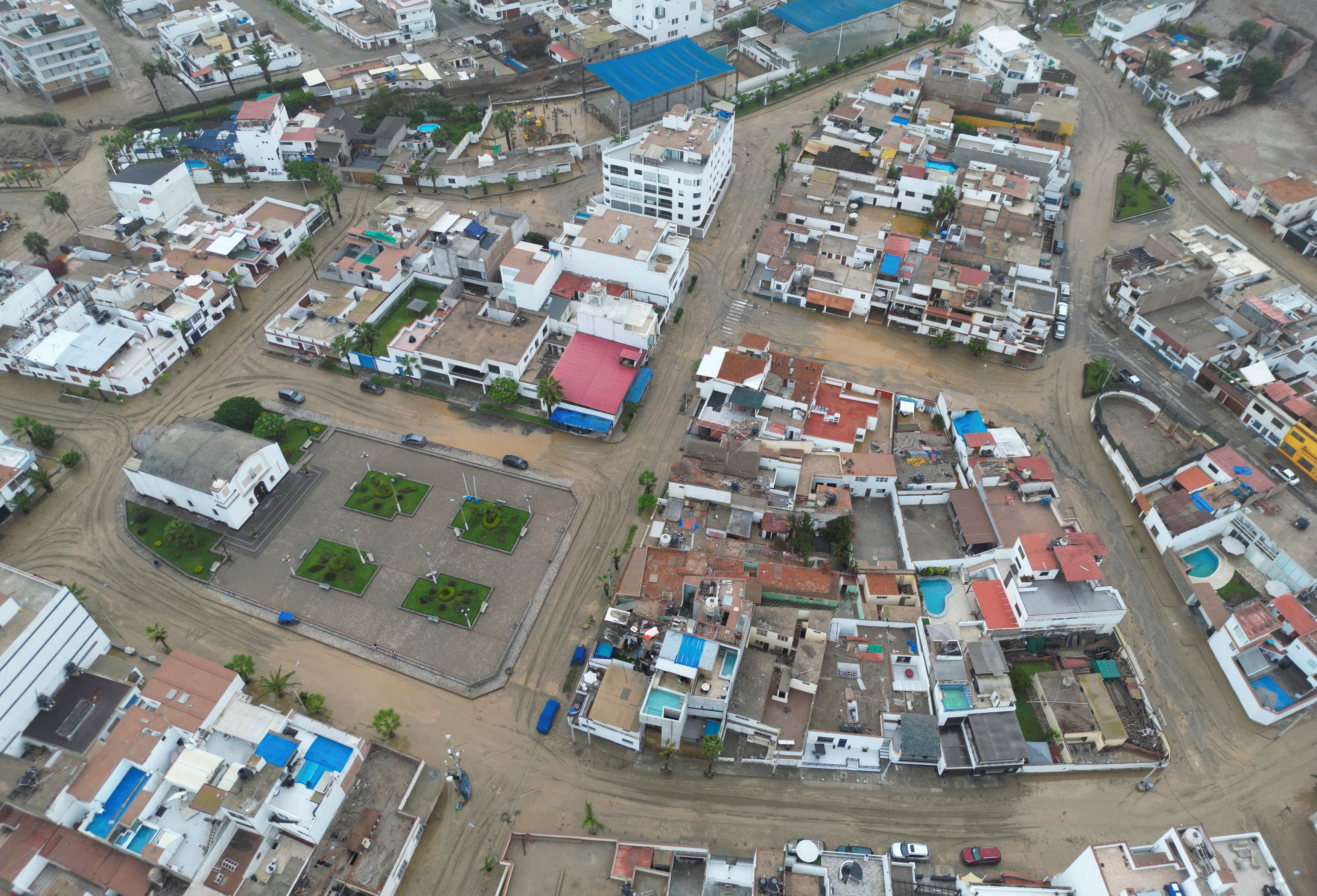 Un deslizamiento de tierra provocado por el ciclón Yaku cubre las calles del balneario de Punta Hermosa. (REUTERS/Sebastian Castaneda)
