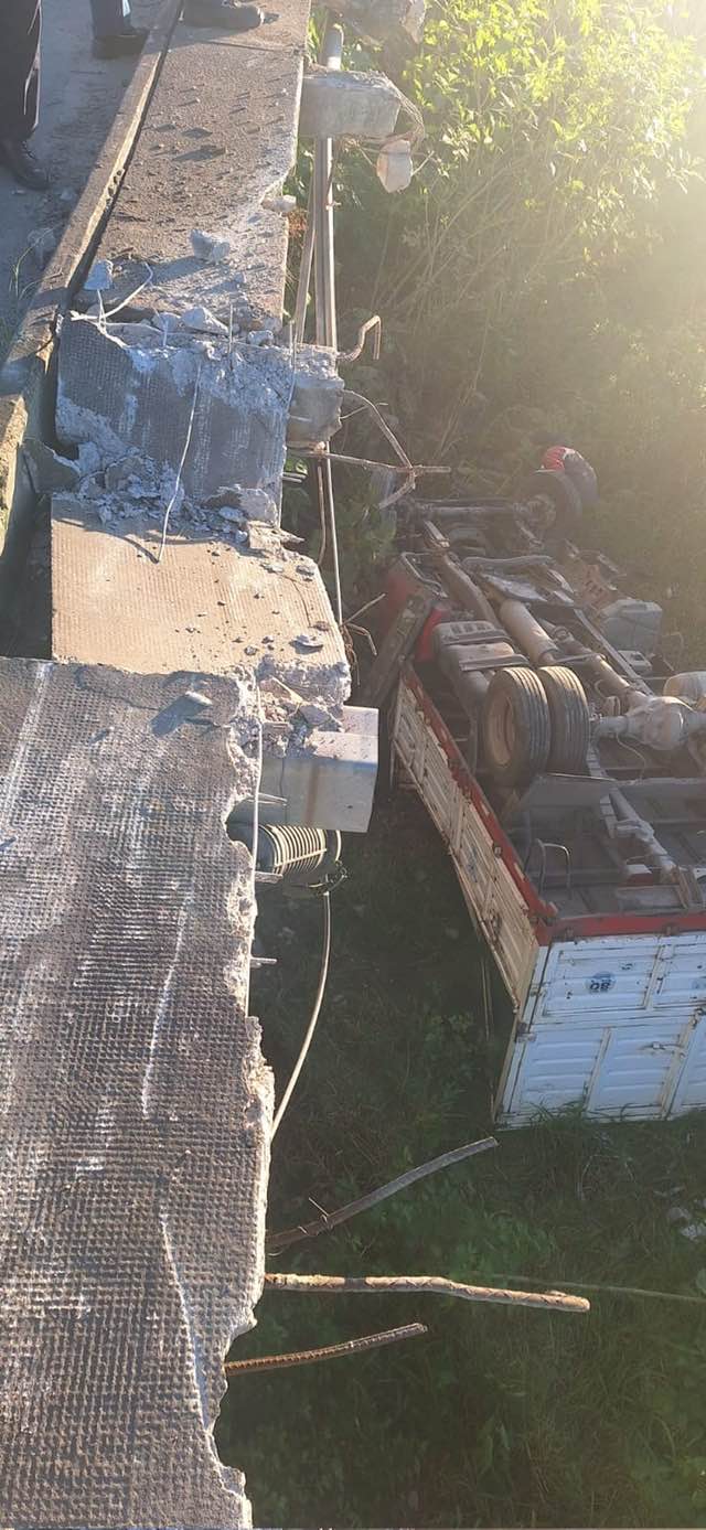 Susto en Tucum&aacute;n: un camionero cay&oacute; desde un puente, qued&oacute; atrapado en la cabina y tuvo que ser rescatado