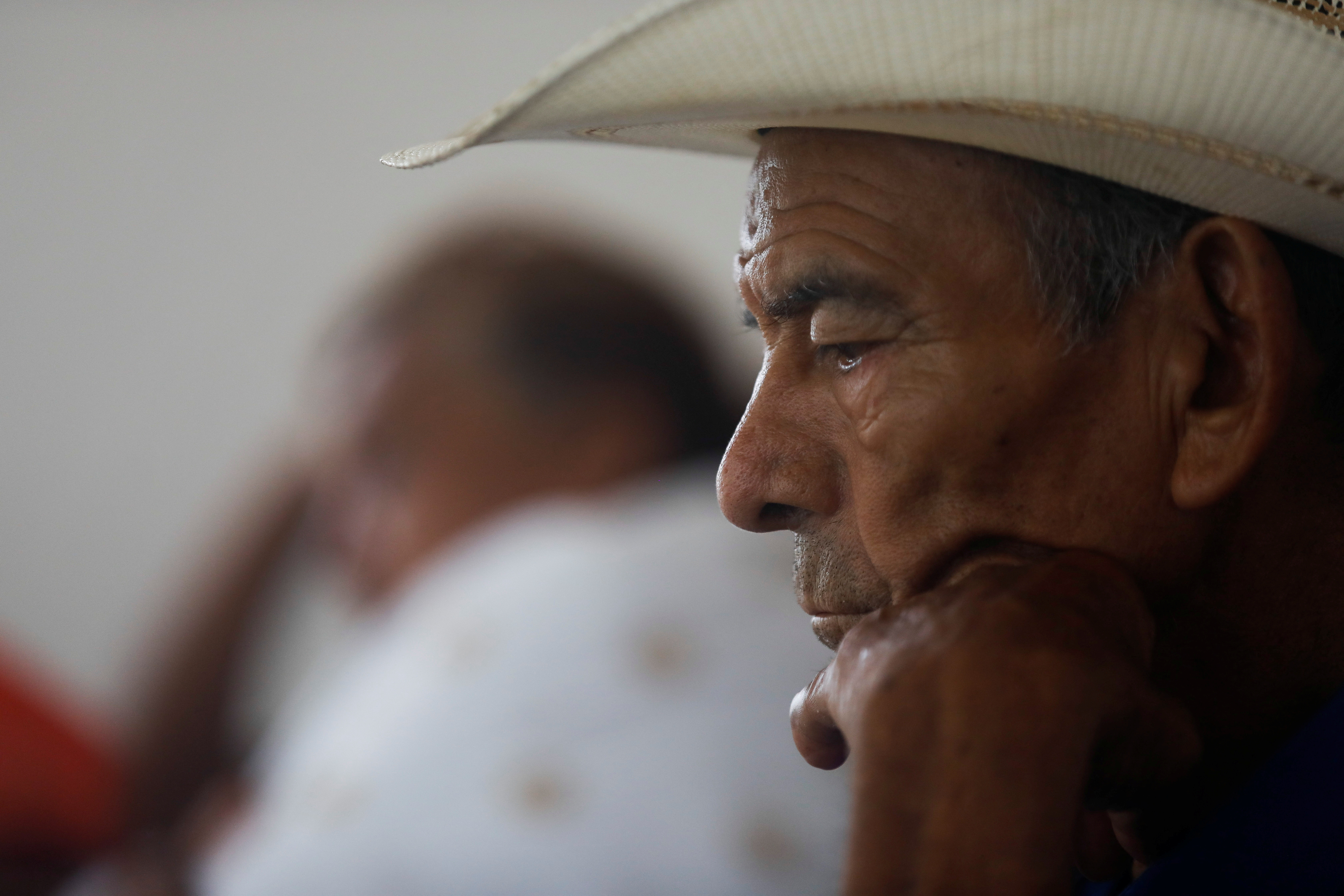 The relatives of the miners plead for the lives of their loved ones (Photo: Reuters / Daniel Becerril)