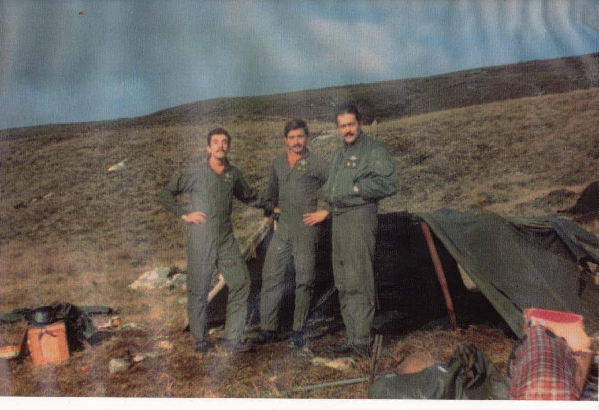 Horacio Sánchez Mariño es el del medio. Estuvo en la guerra de Malvinas desde el 23 de abril hasta el 13 de junio.  Acumuló durante el conflicto 31 horas de vuelo en helicóptero
