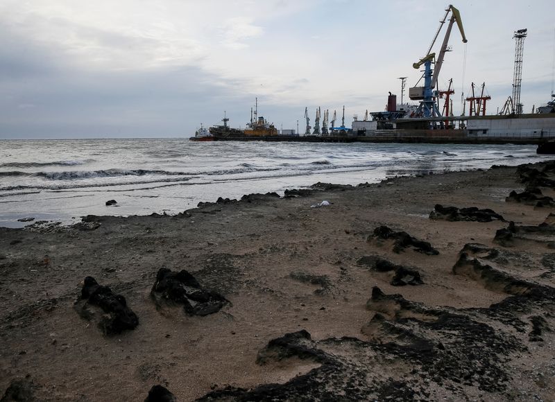 Grúas y barcos en el puerto del Mar de Azov de Berdyansk, Ucrania (REUTERS/Gleb Garanich/Archivo)