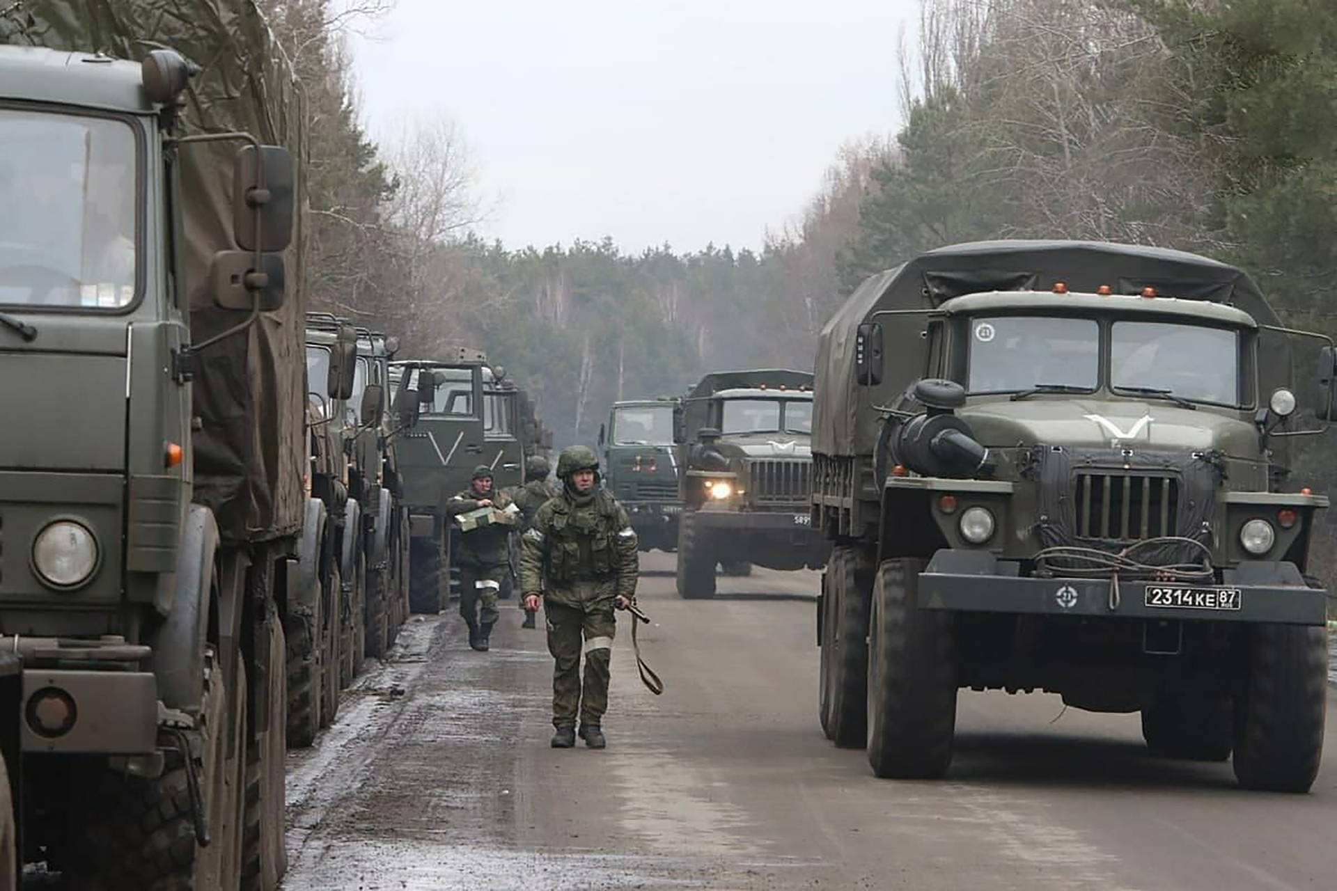 La mayoría de los vehículos militares rusos tienen un tono verde oscuro.