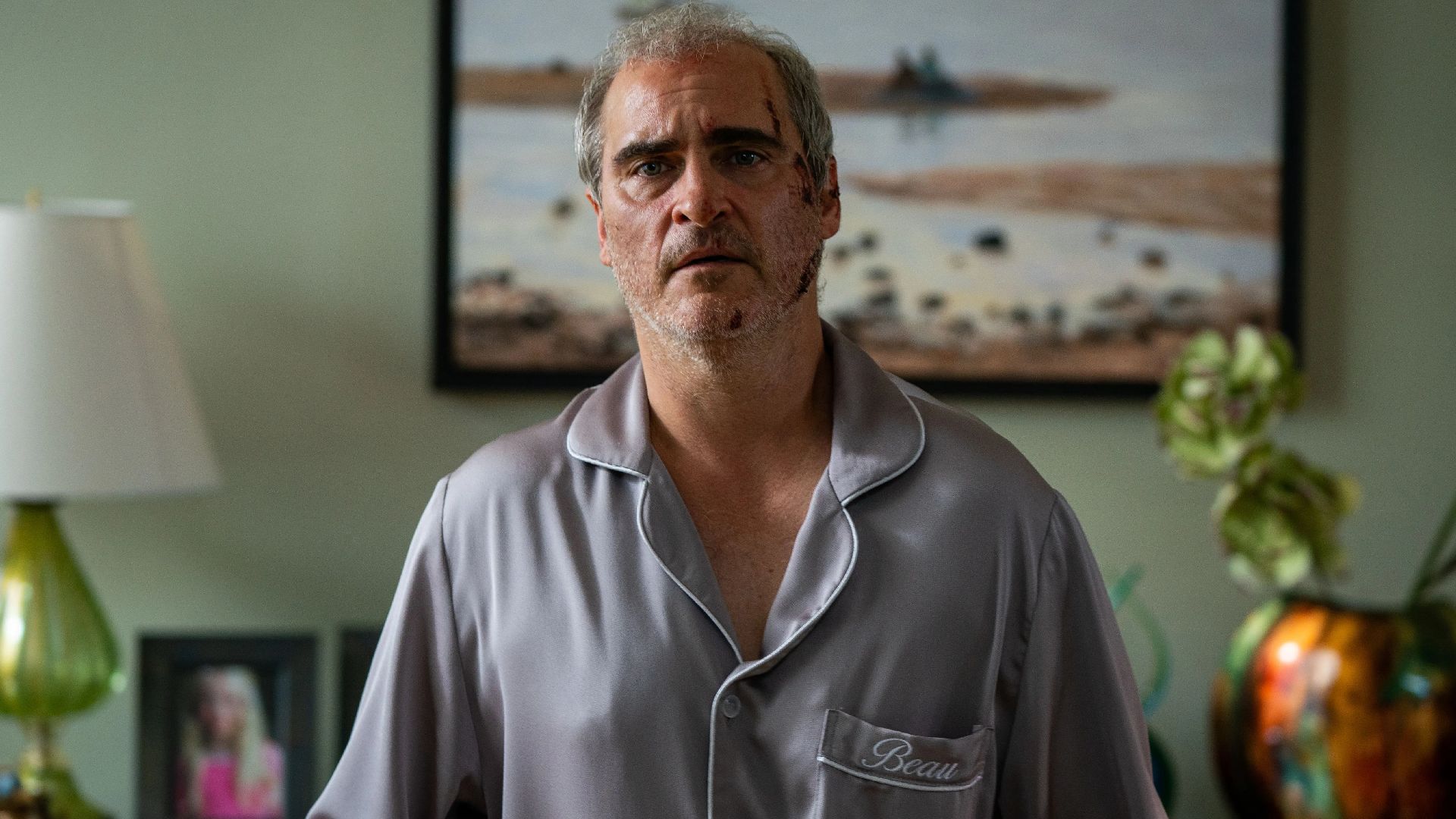Joaquin Phoenix da vida a un hombre que tiene una relación tensa con su madre dominante y que nunca ha conocido a su padre. (A24)