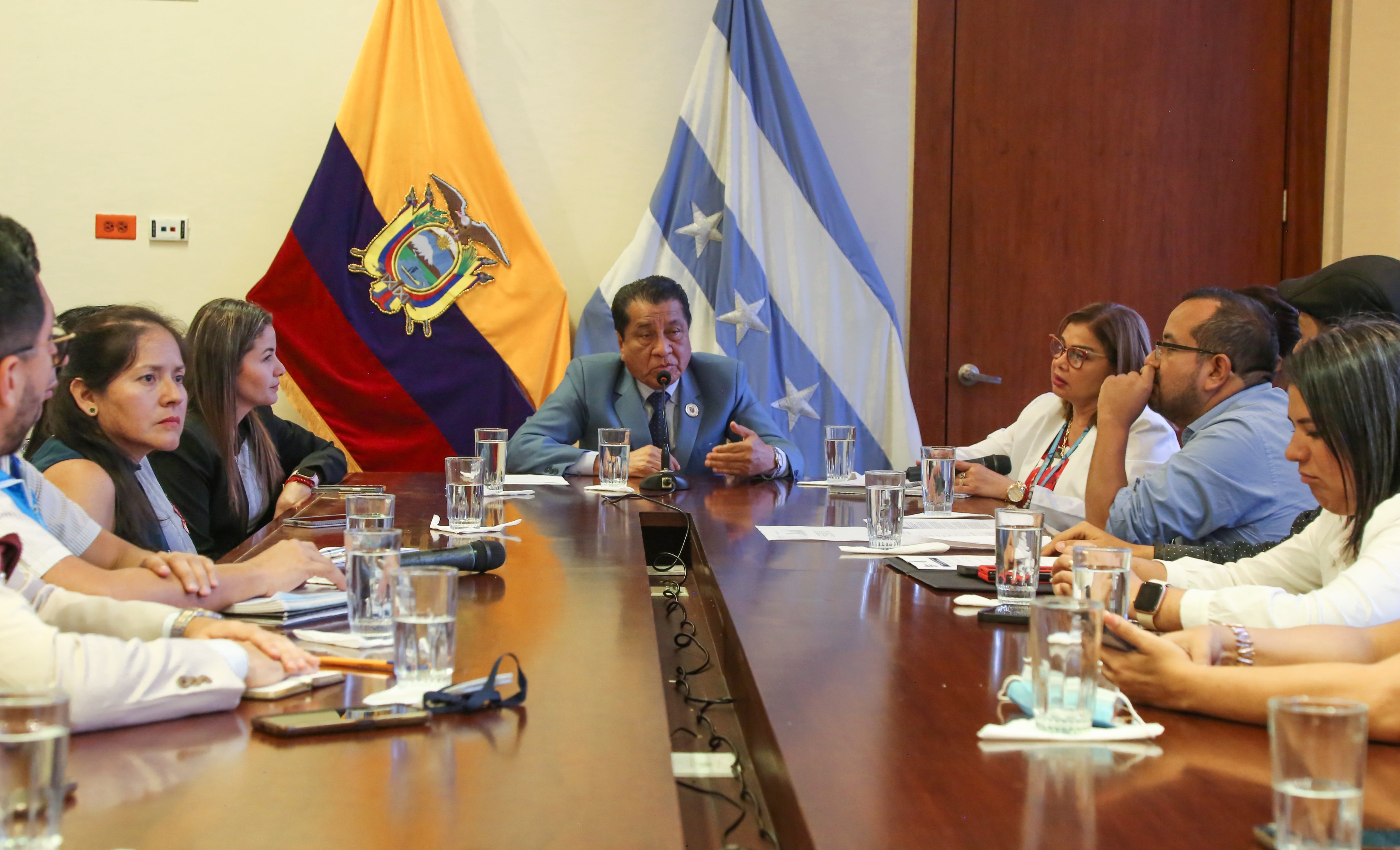 Las autoridades de al menos tres dependencias gubernamentales y estatales realizaron una reunión para tomar acciones frente al "reto clonazepam", difundido en redes sociales, que ya ha afectado a varios niños y adolescentes en Ecuador.