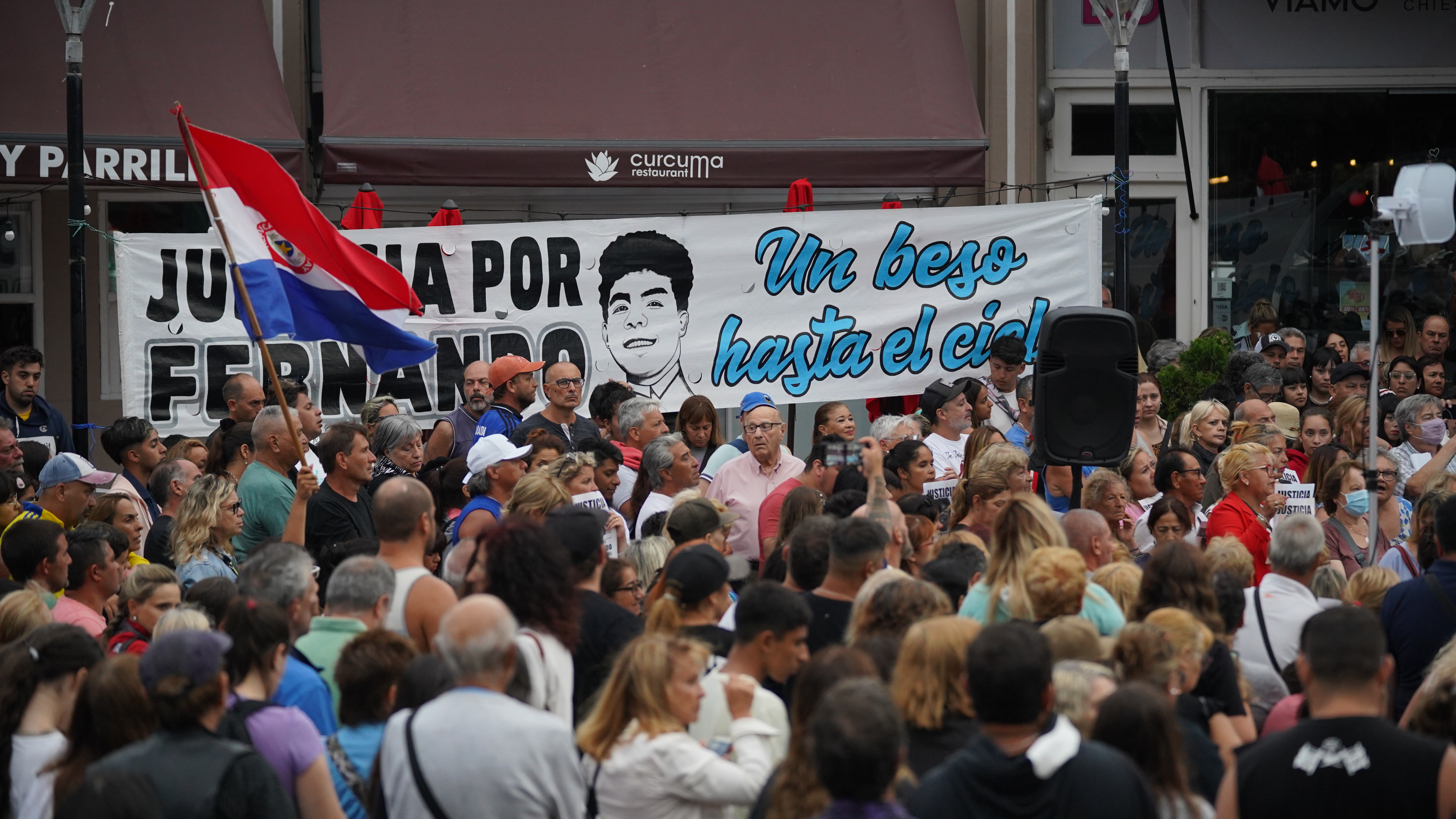 "Un beso hasta el cielo", rezaba un pasacalle colocado en el lugar donde ocurrió el crimen (Matías Arbotto)